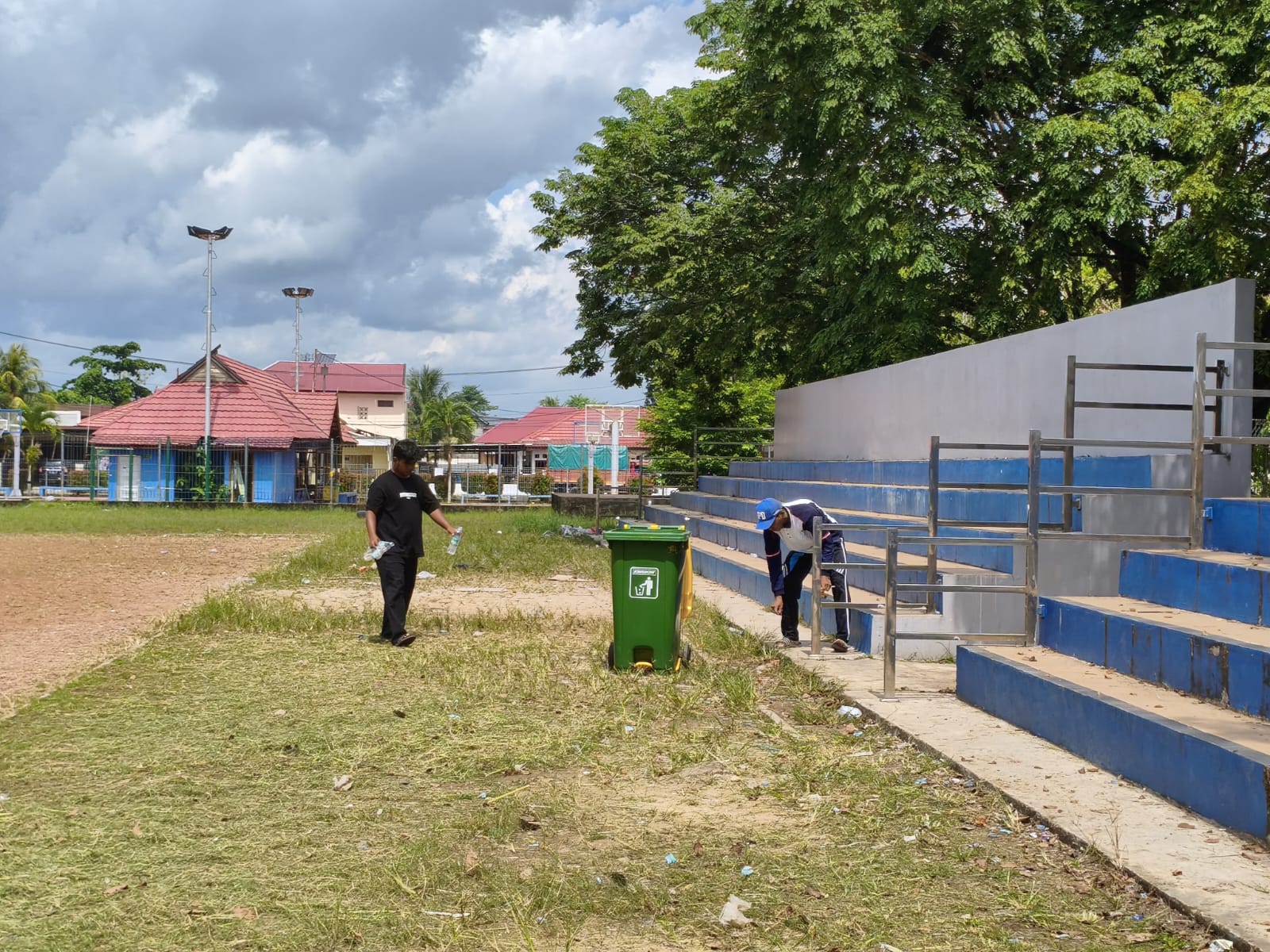 MULAI DIBERSIHKAN: Dispora Berau melakukan perbaikan dan pembersihan di beberapa titik trek lari di Lapangan Batiwakkal. (ARTA KUSUMA YUNANDA/BP)