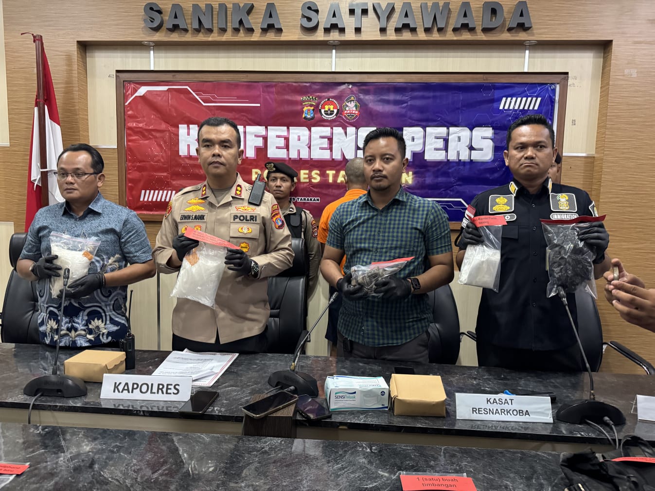 DITAHAN: WNA Malaysia saat diamankan di Rutan Polres Tarakan, Jumat (20/6). Tersangka asal Negeri Jiran itu ditangkap karena kasus narkotika. (SEPTIAN ASMADI/HRK)