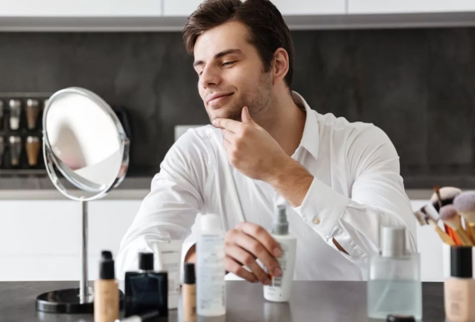 Ilustrasi penggunaan skincare pada pria untuk menjaga kesehatan kulit. (Freepik)