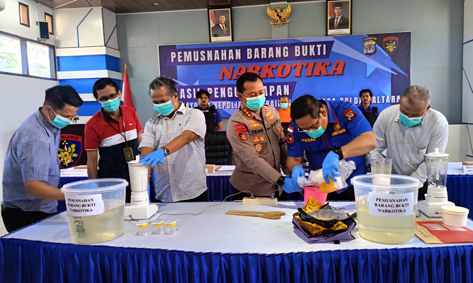 PEMUSNAHAN BARANG BUKTI: Narkotika jenis sabu-sabu seberat 1,5 kg dimusnahkan dengan dilarutkan ke dalam air di Ditpolairud Polda Kaltara, Jumat (20/6). (SEPTIAN ASMADI/HRK)