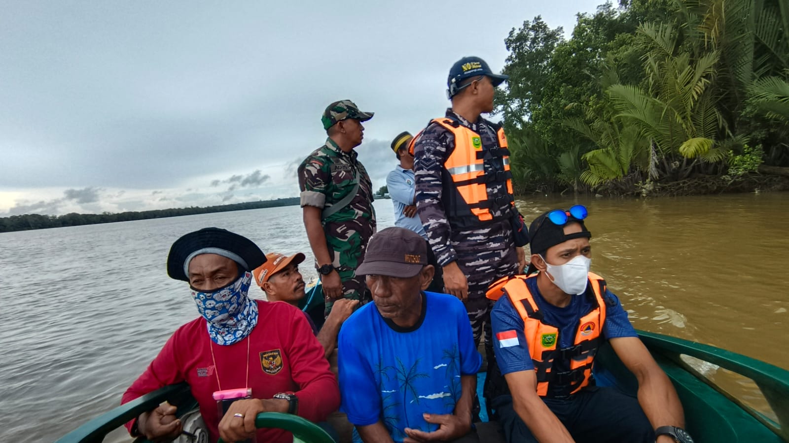 PENCARIAN: Warga Kampung Kasai dan tim gabungan yang sedang mencari Ayong, diduga hilang karena diterkam buaya. (BERAU POST)