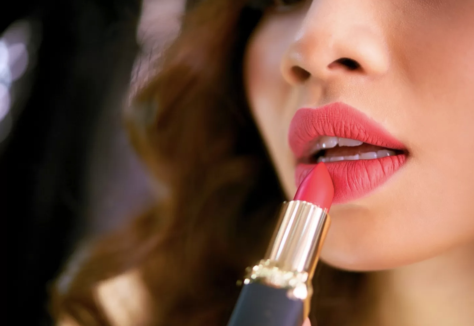 Ilustrasi memilih warna lipstik. (Freepik)