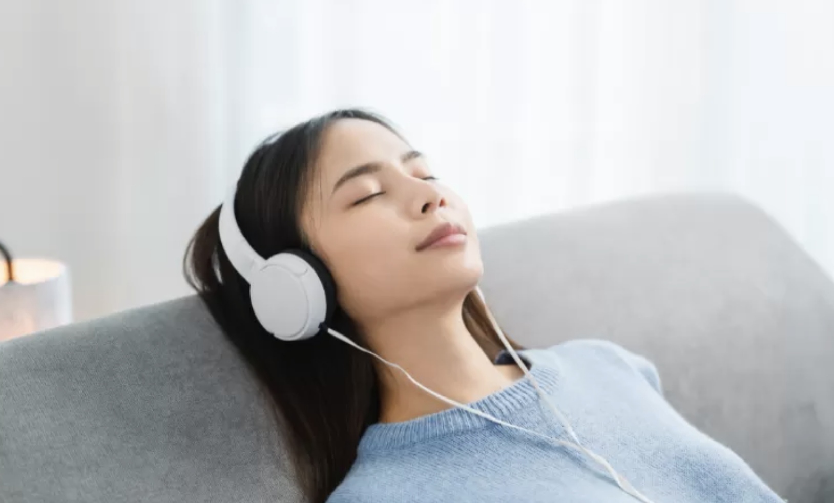 Seorang perempuan mendengarkan musik.(Dok. Canva)