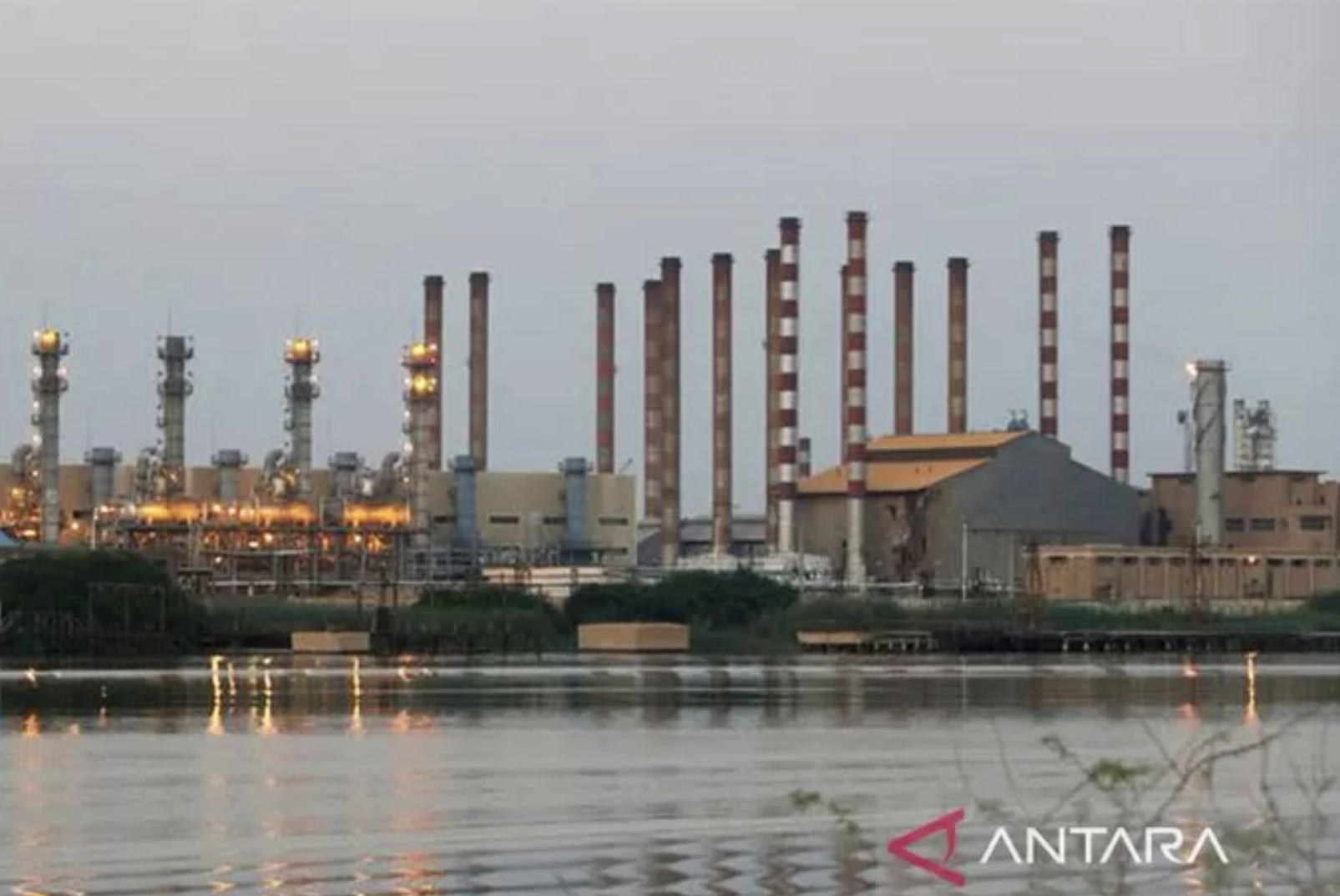 Kilang minyak Abadan di Iran barat daya, digambarkan dari sisi Irak Shatt al-Arab di Al-Faw selatan Basra, Irak. ANTARA/REUTERS