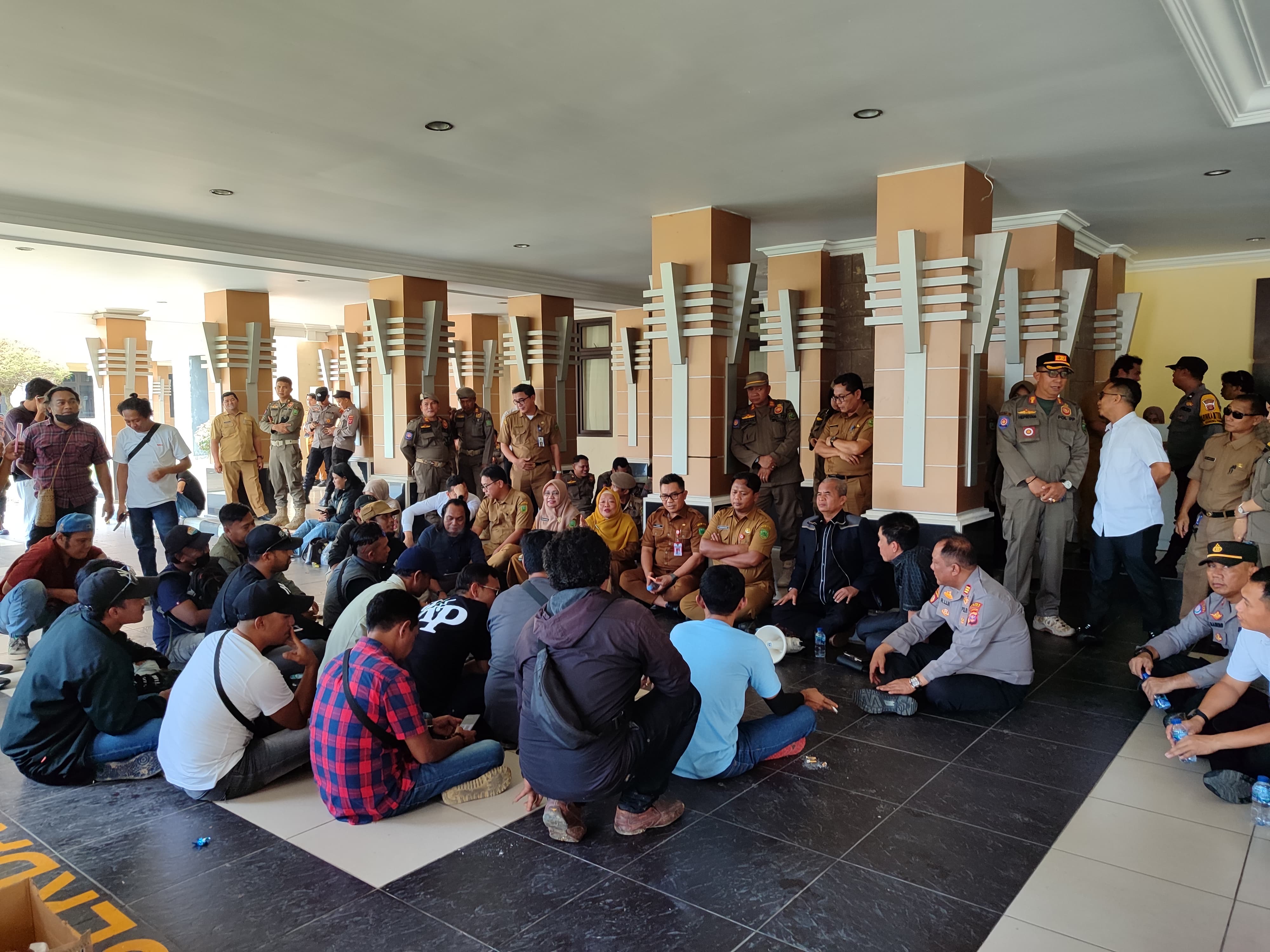 DUDUK BERSAMA: Usai menyampaikan aspirasi, massa aksi melakukan dialog terbuka dengan perwakilan Pemkab Berau kemarin. (ARTA KUSUMA YUNANDA/BP)