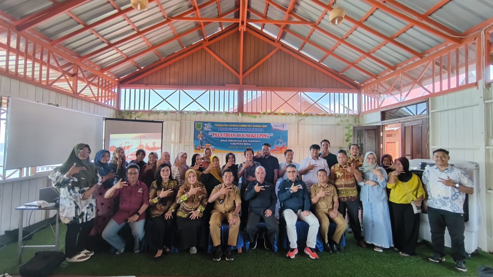 TINGKATKAN SKILL: Disbudpar Berau, melaksanakan pelatihan pengembangan SDM pariwisata, salah satunya pelatihan housekeeping. (SENO/BP)