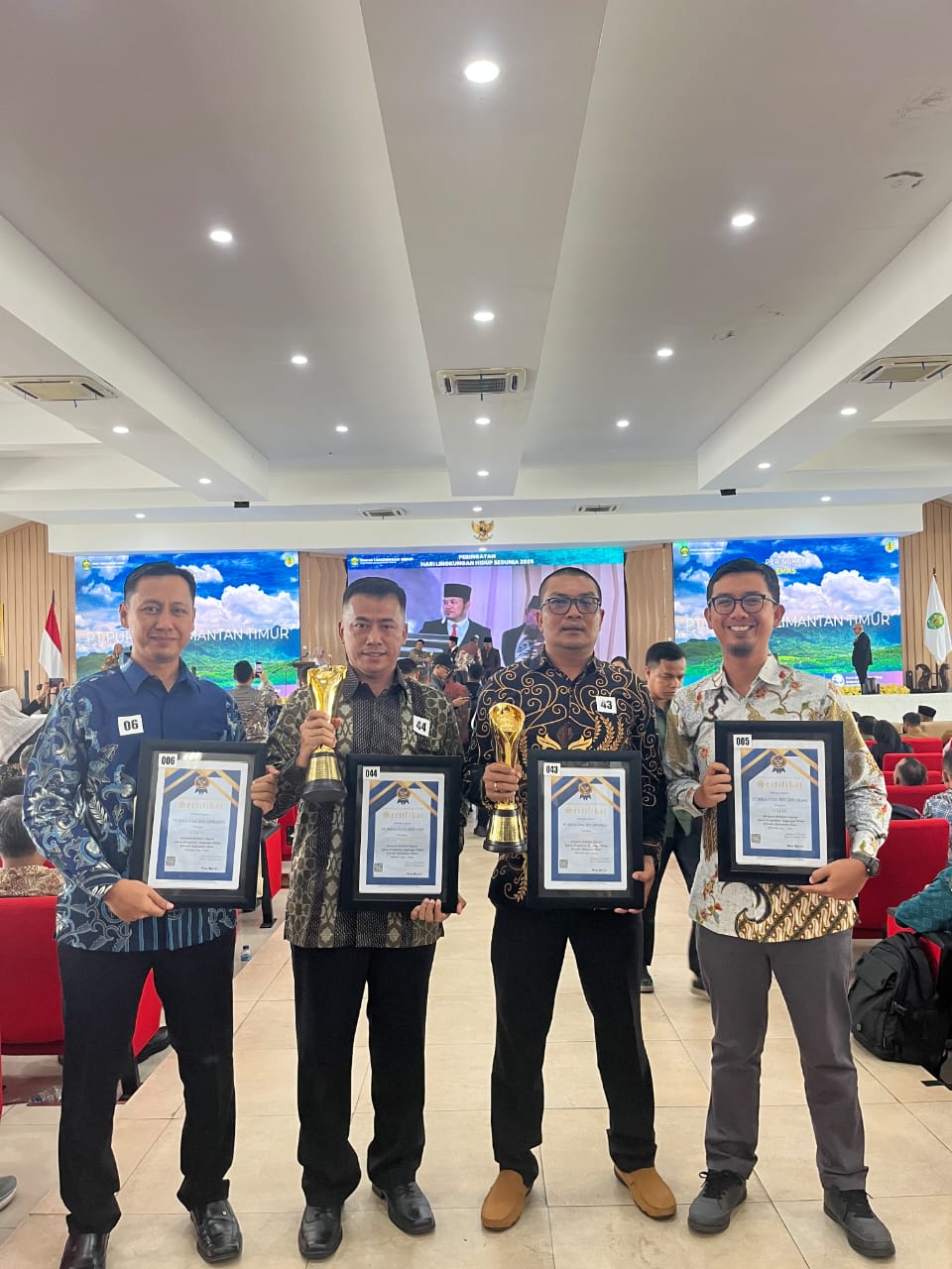 KOMITMEN: Manajemen PT Berau Coal yang diwakilo Tommy Yulian, Sutami Sitorus, Mando Sirait, dan Bambang Haryanto, menerima penghargaan dari Pemprov Kaltim. (BERAU COAL UNTUK BERAU POST)