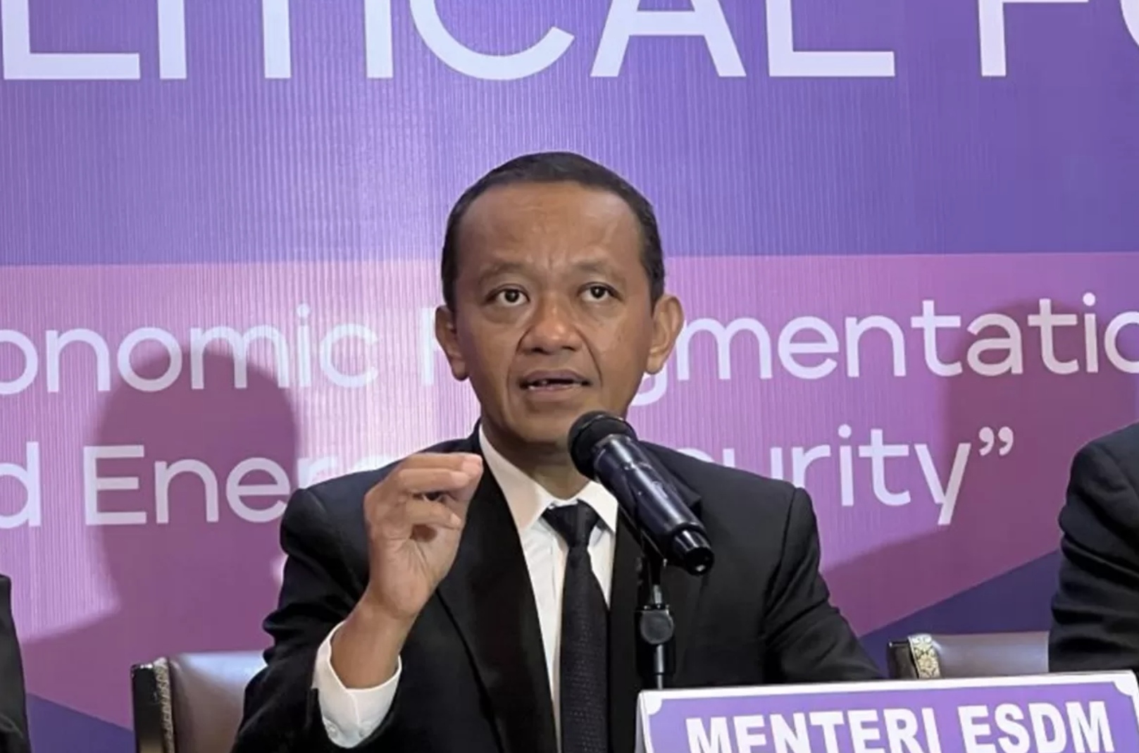 Menteri ESDM Bahlil Lahadalia mengirimkan tim ke Angola, sebuah negara di benua Afrika, dan AS untuk mempelajari kilang portabel dalam rangka pembangunan kilang 1 juta barel di Indonesia. (ANTARA)