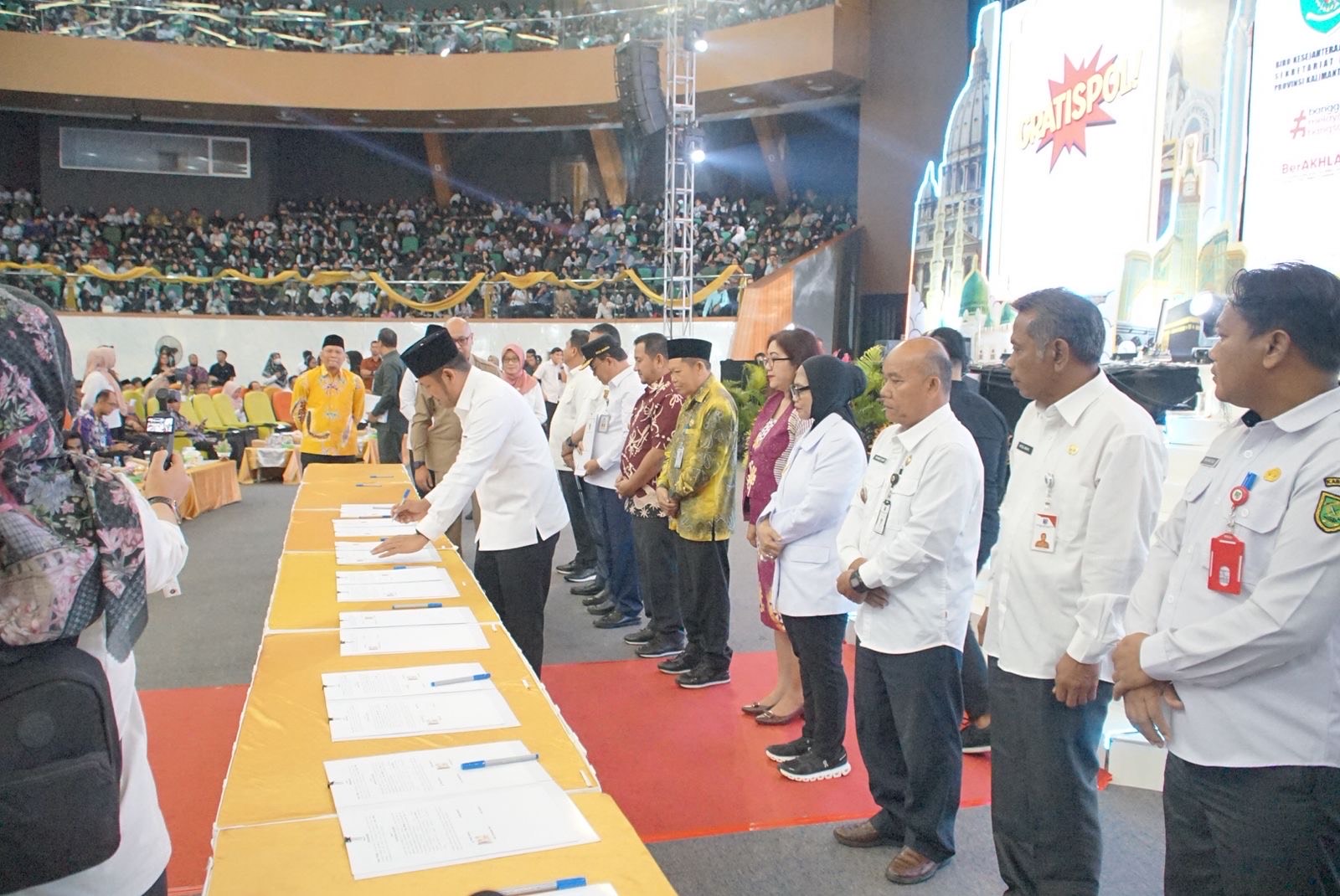 PENANDATANGANAN: Pemkab Berau berkomitmen mendukung program Gratispol dan Jospol Pemprov Kaltim dengan menandatangani MoU bersama 9 kabupaten/kota lainnya. (PROKOPIM UNTUK BERAU POST)