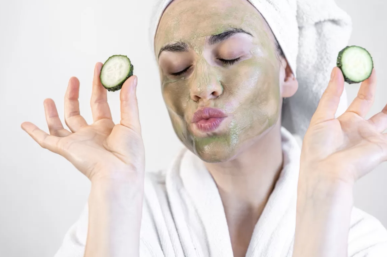 Kamu perlu tahu cara membuat masker timun agar bisa mengatasi berbagai masalah kulit. (Pv Productions/Freepik)