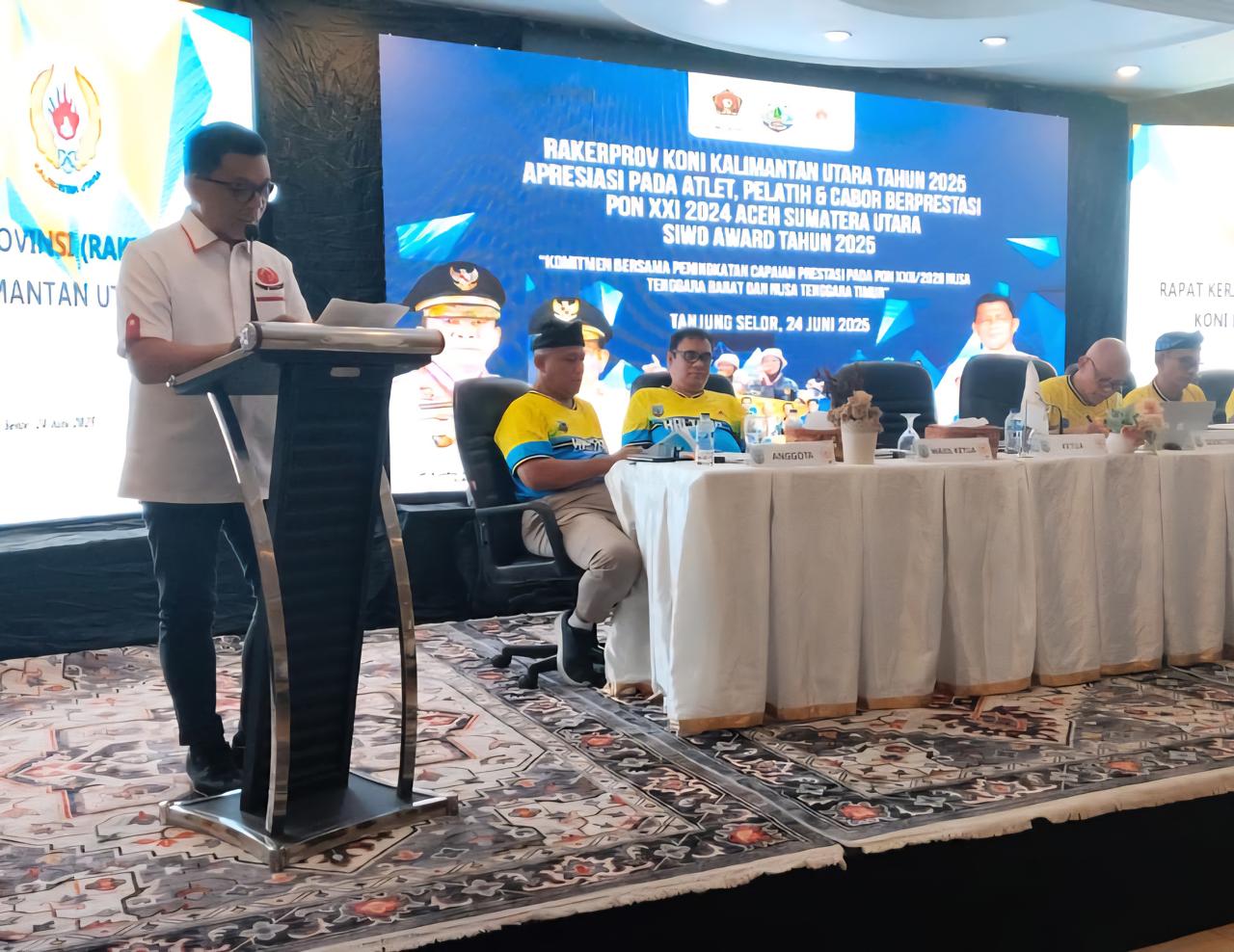 RAPAT KERJA: Ketua KONI Kaltara, Muhammad Nasir membacakan hasil Rakerprov KONI 2025. (SEPTIAN ASMADI/HRK)