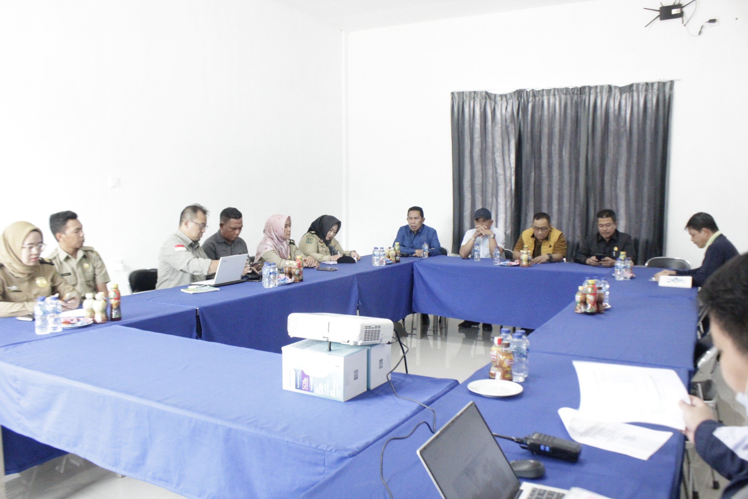 KUNJUNGAN: Jajaran Komisi IV DPRD Kaltim melakukan kunjungan ke PT Kalimantan Ferro Industry di Sanga-sanga, Kutai Kartanegara. (HUMAS DPDR KALTIM UNTUK BERAU POST)