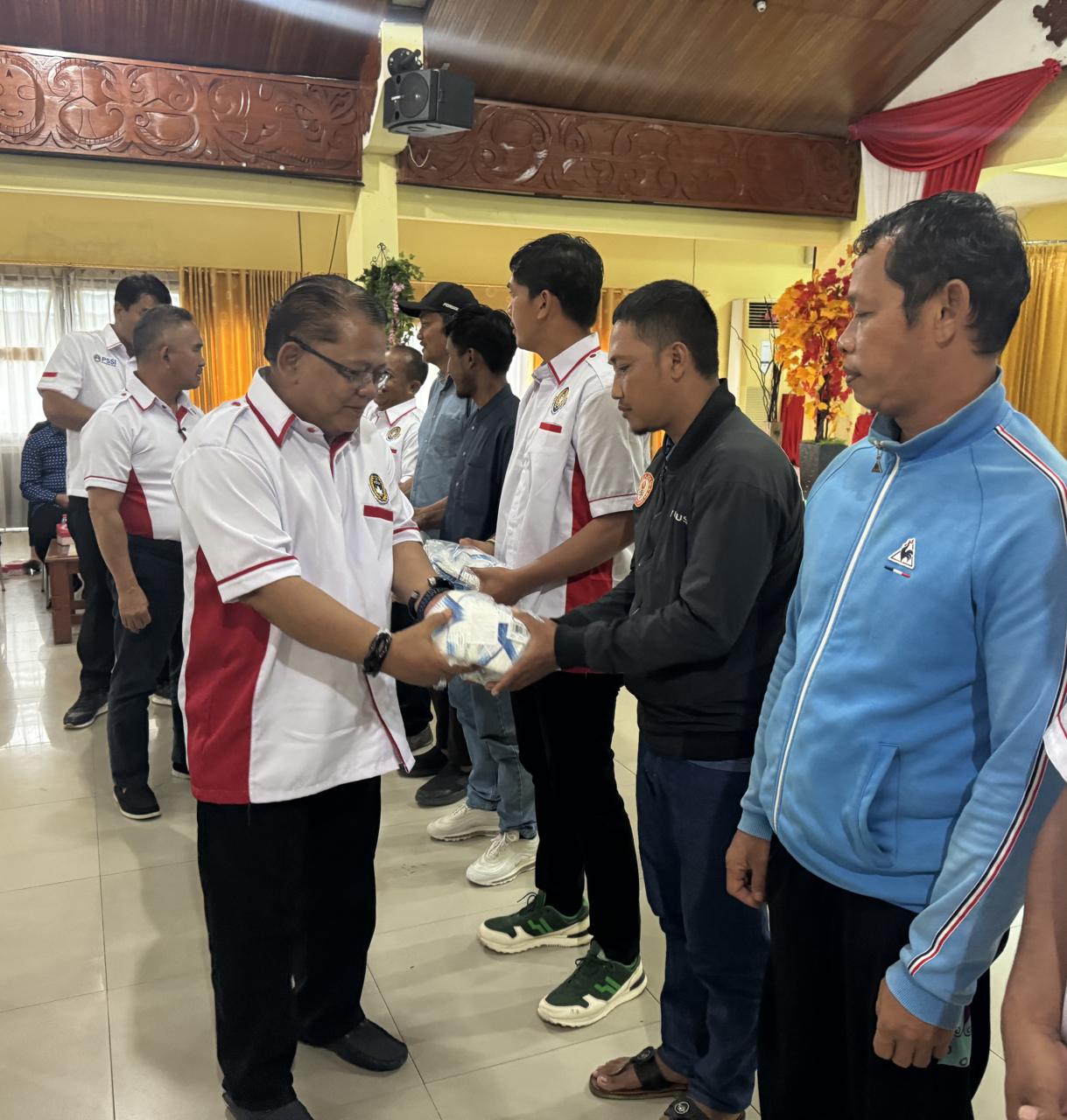 BANTUAN BOLA: Ketua Askot PSSI Tarakan, Barokah menyerahkan bantuan bola kepada perwakilan SDN di Tarakan, Minggu (22/6) lalu. (SEPTIAN ASMADI/HRK)