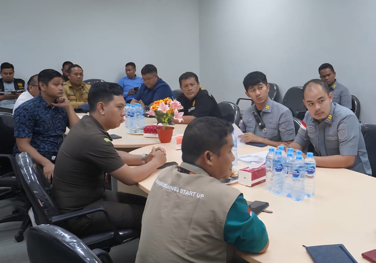 RAPAT TIM PORA: Tim Pora saat melakukan koordinasi saat melakukan pengawasan di Kantor Imigrasi Tarakan, Rabu (25/6). (IMIGRASI TARAKAN UNTUK HRK)