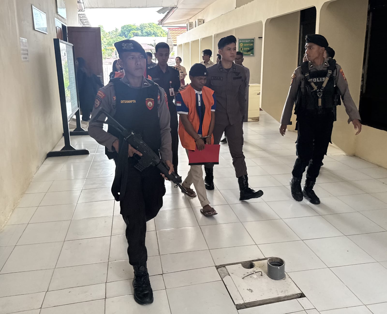 DIKAWAL POLISI: Daniel Costa mendapat pengawalan ketat polisi usai dituntut hukuman pidana mati oleh JPU, Kamis (26/6). (SEPTIAN ASMADI/HRK)