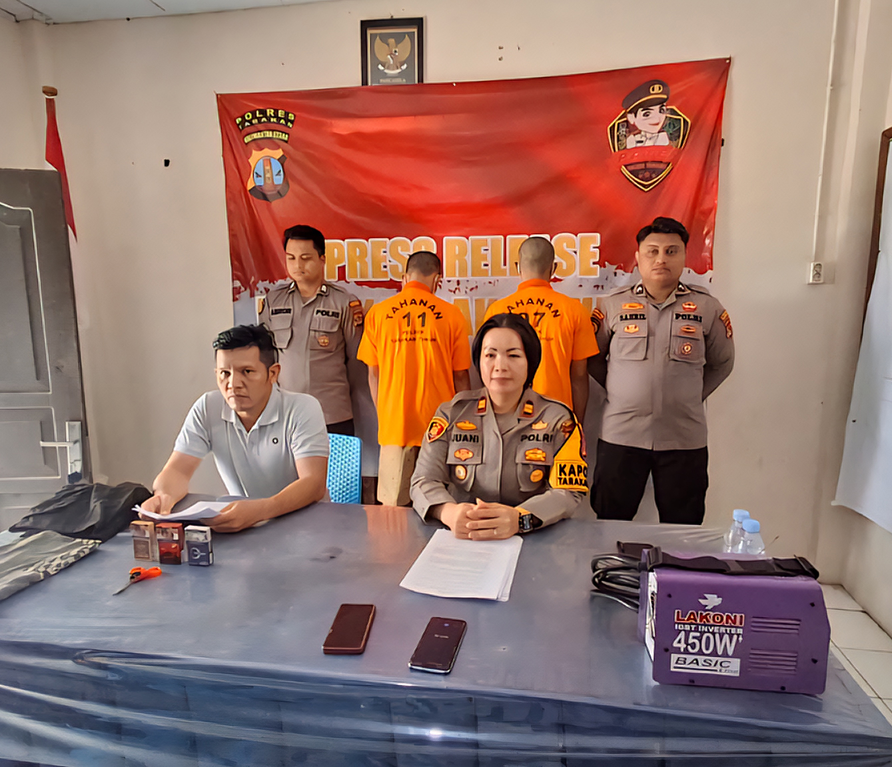 DIAMANKAN POLISI: Tersangka AR (kanan) harus berurusan dengan polisi karena mencuri satu unit mesin las dan sepeda motor.  (SEPTIAN ASMADI/HRK)