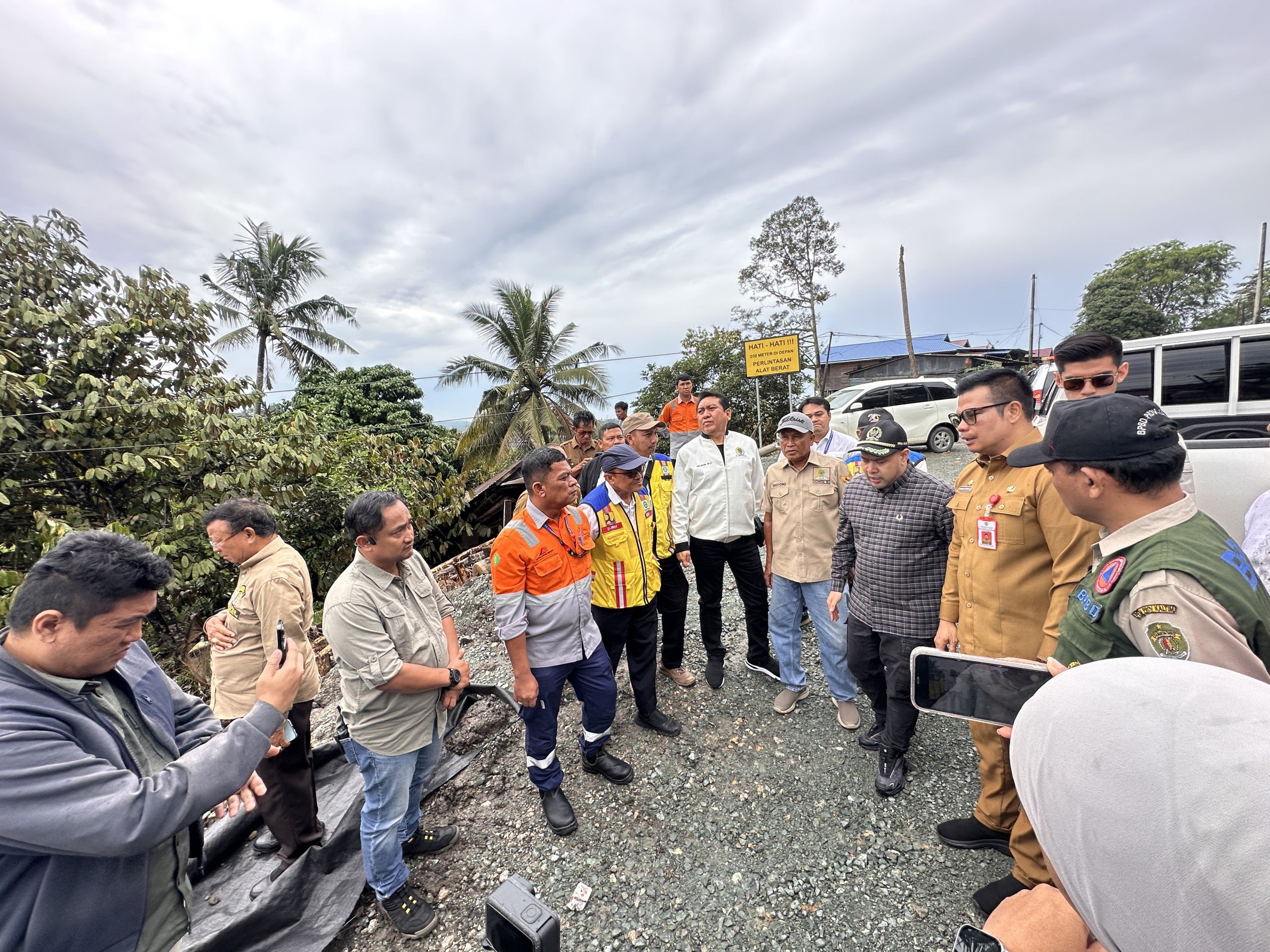 TERDAMPAK LONGSOR: Komisi III DPRD Kalimantan Timur meninjau langsung dua lokasi terdampak longsor di Kabupaten Kutai Kartanegara, Selasa (24/6). (HUMAS DPRD KALTIM UNTUK BERAU POST)