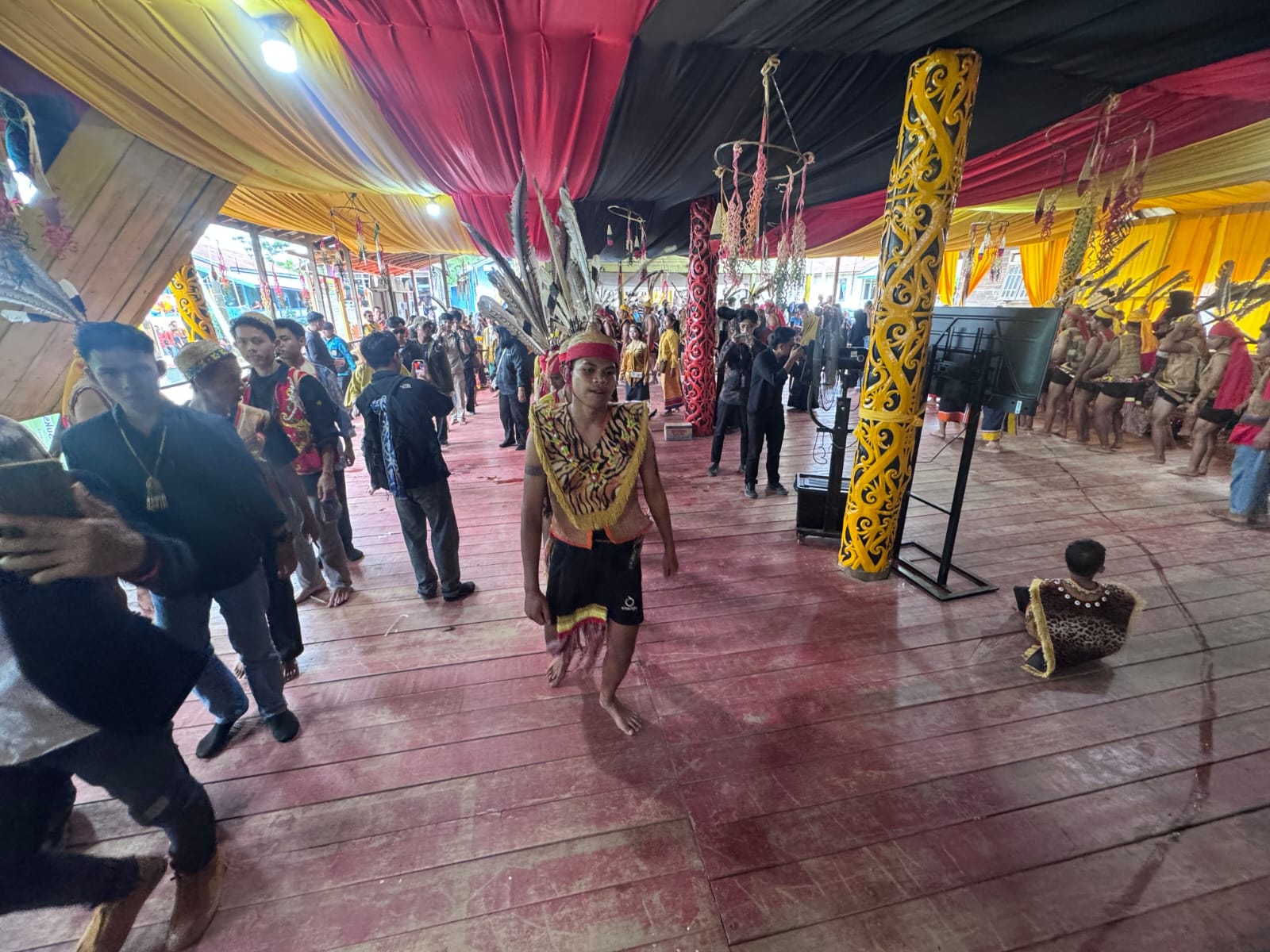 RENOVASI: Kakam Tumbit Dayak, Ahmad Jamlan, meminta agar ada penambahan bangunan untuk Rumah Adat Suntah. (DAYAT/BP)