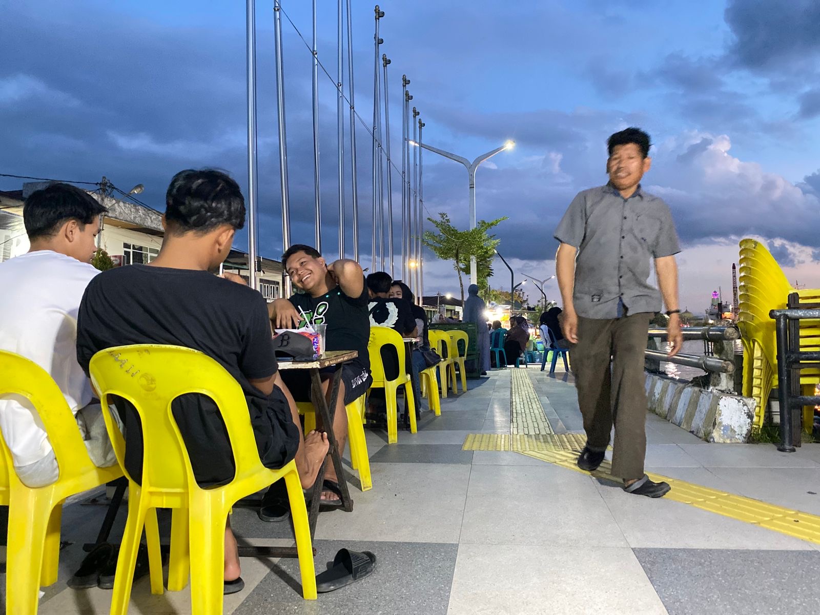 DIKAJI ULANG: Para pedagang di Tepian Ahmad Yani meminta kebijakan pembatasan kursi dan meja, agar dapat kaji ulang. (ARTA KUSUMA YUNANDA/BP)