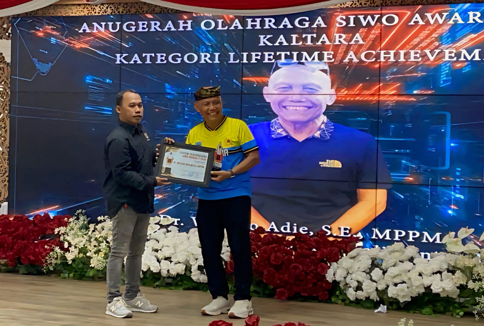 BERI PENGHARGAAN: Bendahara SIWO PWI Kaltara, Purwanto berikan penghargaan kategori Life Achievement kepada Wiyono Adie. (SIWO PWI KALTARA UNTUK HRK)