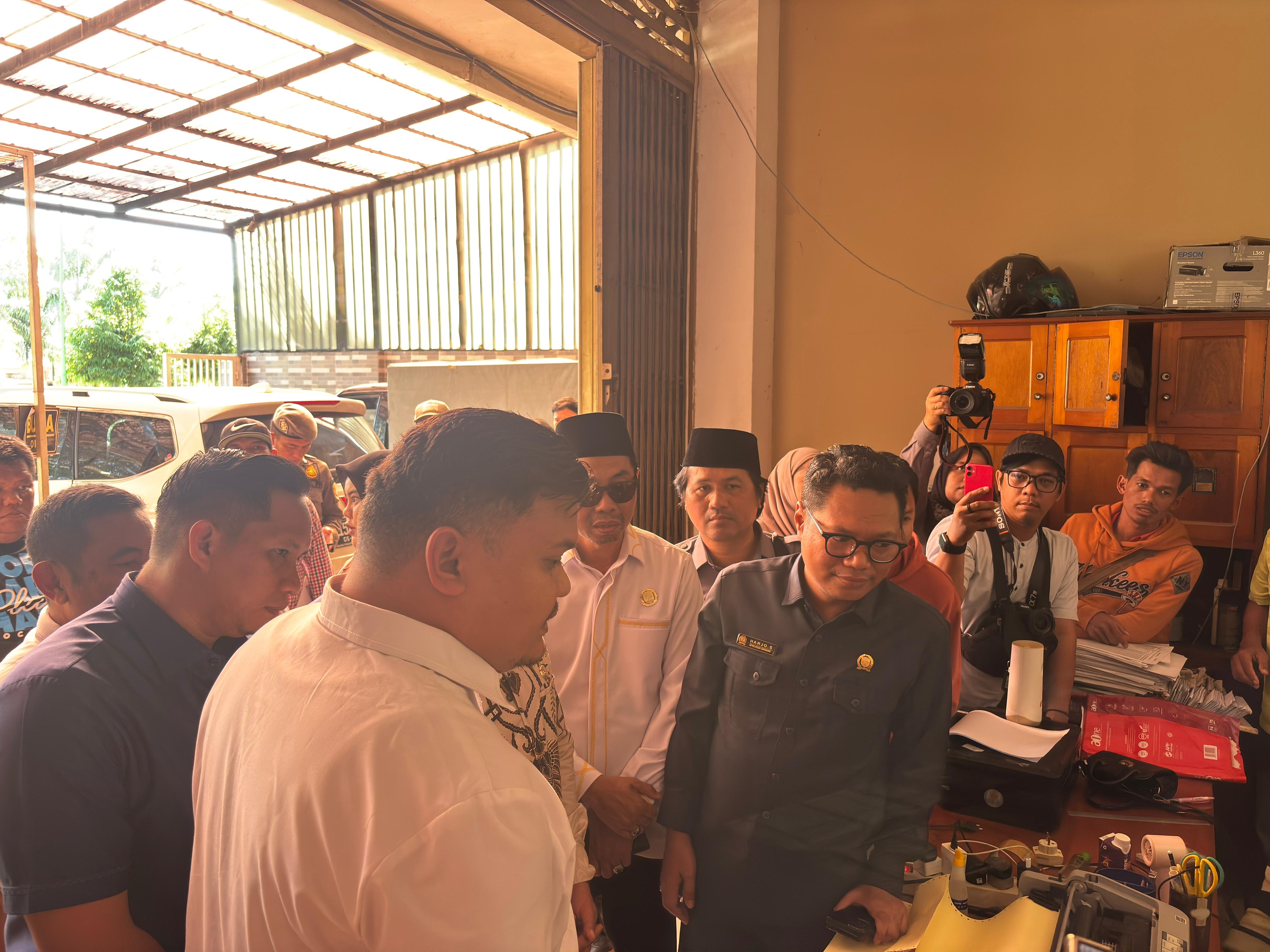 SIDAK: Rombongan Pemkot Tarakan bersama legislatif saat sidak ke salah satu perusahaan yang diduga menahan ijazah para pekerjanya, Sabtu (28/6) lalu. (SEPTIAN ASMADI/HRK)