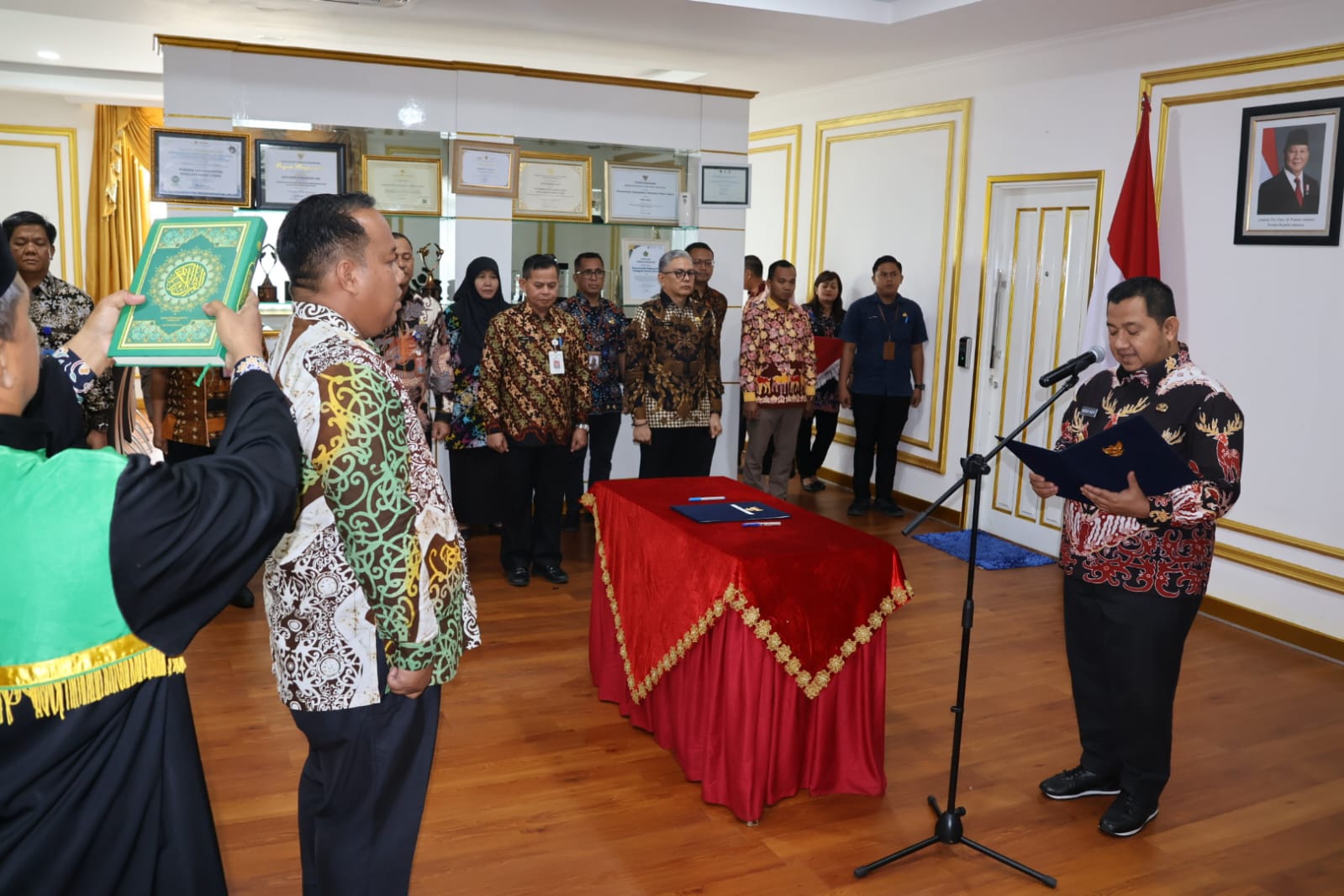 PELANTIKAN: Prosesi pelantikan Dewas Perumda Air Minum Danum Taka Nicko Herlambang oleh Bupati PPU Mudyat Noor. (DISKOMINFO PPU UNTUK BERAU POST)