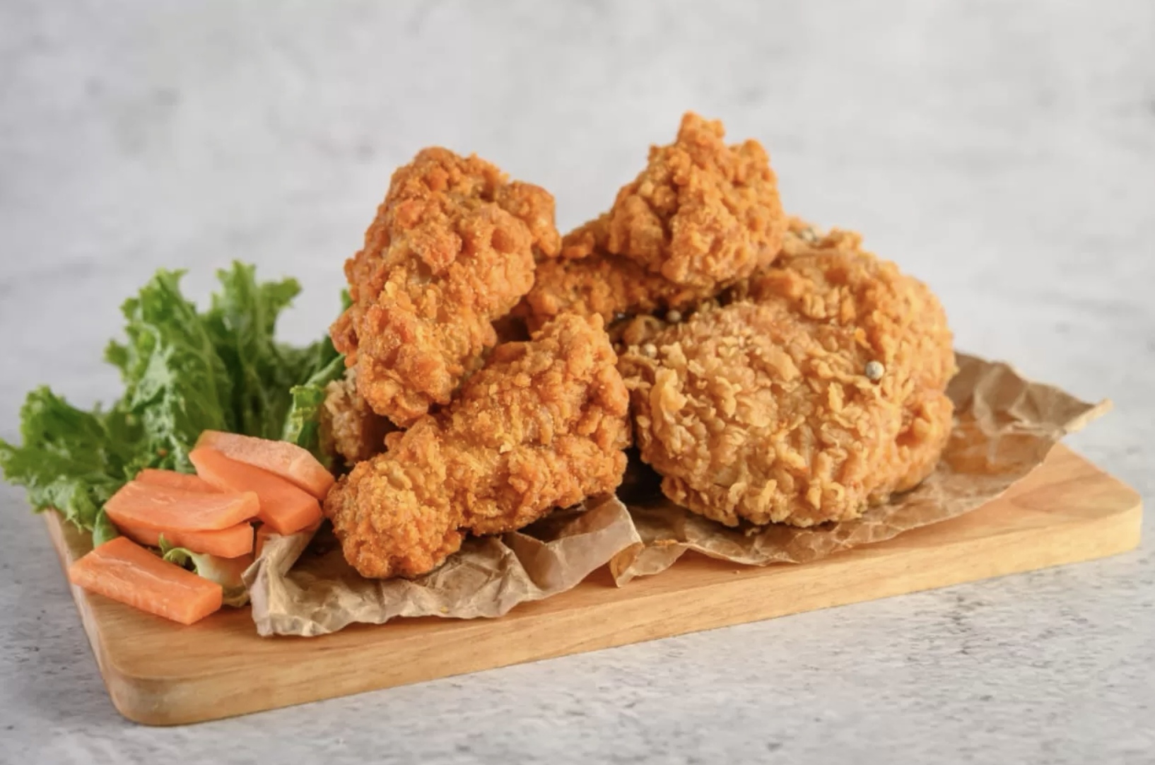 Ilustrasi ayam goreng krispi ala restoran. (Freepik)