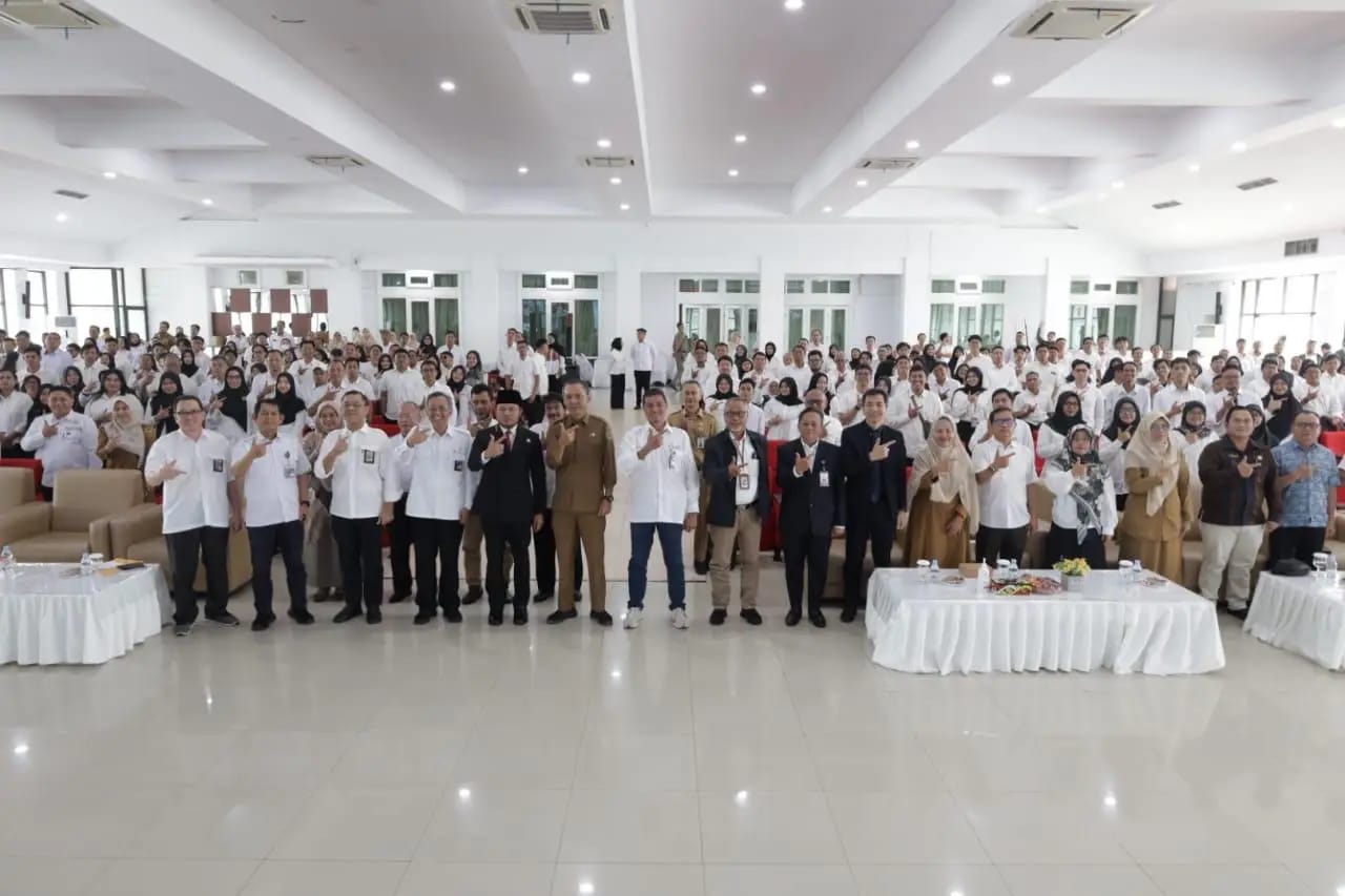 KOMPETEN: Gubernur Rudy Mas&rsquo;ud berfofo bersama saat pembukaan Pelatihan dan Sertifikasi Tenaga Kerja Konstruksi Tahun 2025 Tahap I yang diinisiasi DPUR-PERA Kaltim. (DISKOMINFO KALTIM UNTUK BP)