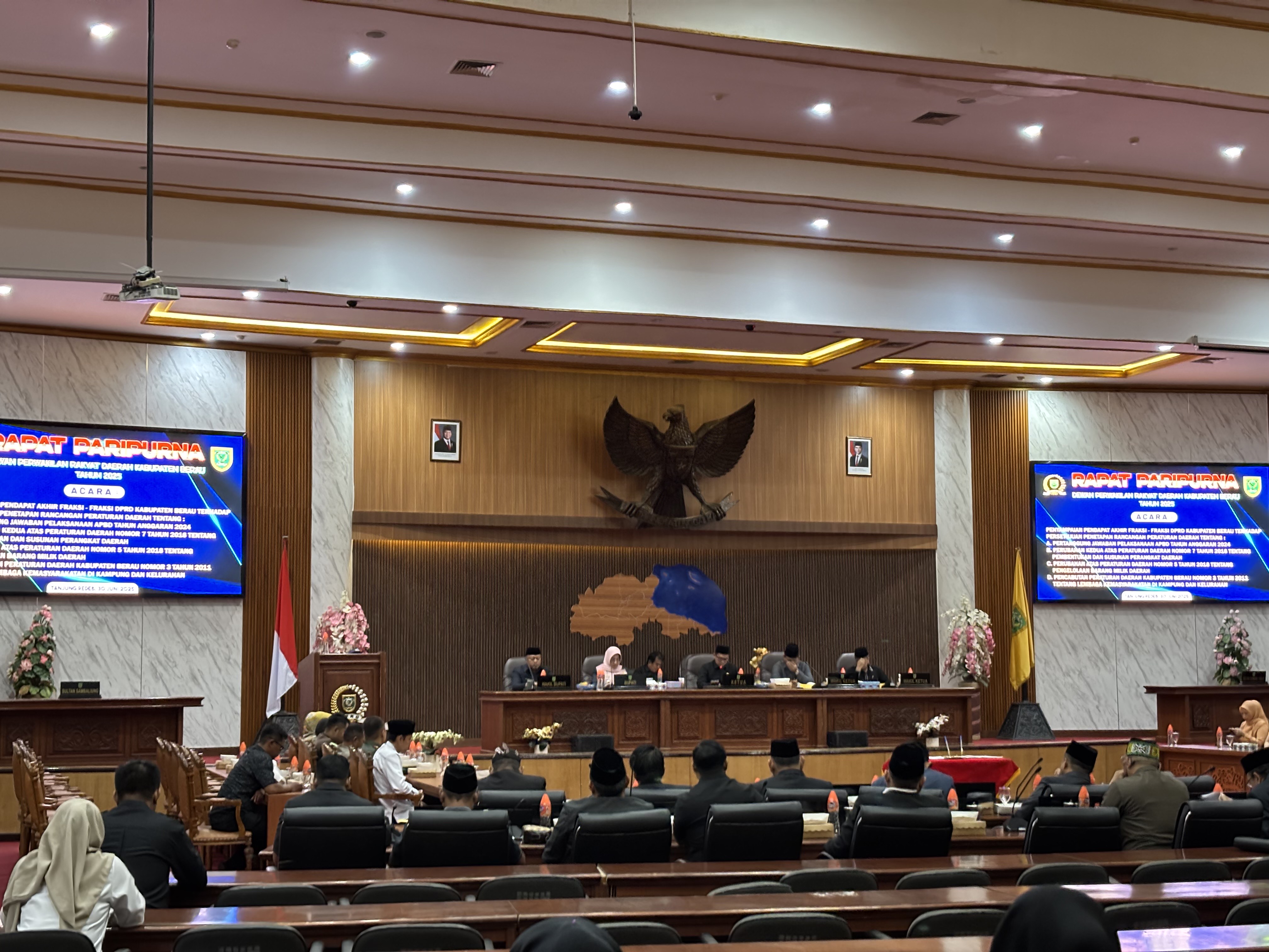 PENYAMPAIAN RAPERDA: Penyampaian pendapat akhir fraksi-fraksi DPRD Berau terhadap persetujuan empat Raperda, di Ruang Paripurna DPRD Berau, Senin (30/6). (IZZA/BP)