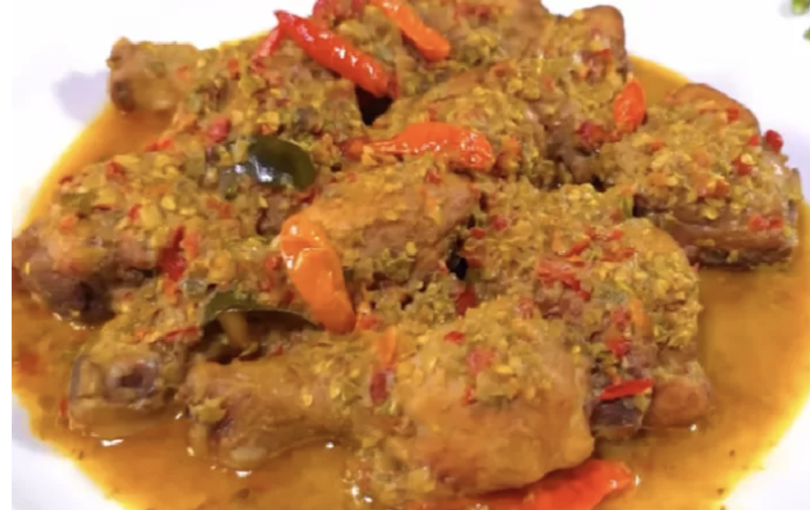 Resep Ayam Santan Pedas yang Enak dan Menggugah Selera Makan./Tangkap Layar YouTube Dapur Cantik Channel