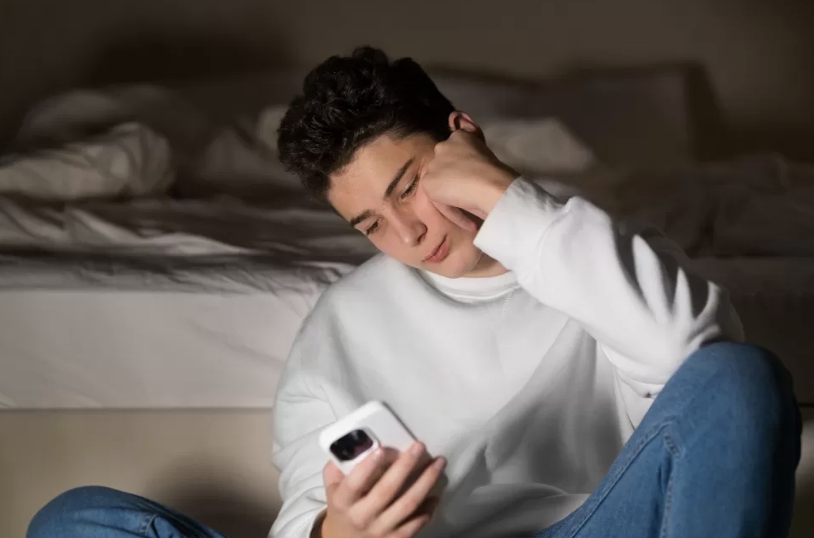 kebiasaan disukai anak muda tapi justru merusak mental dan fisik menurut Psikologi. (Freepik)