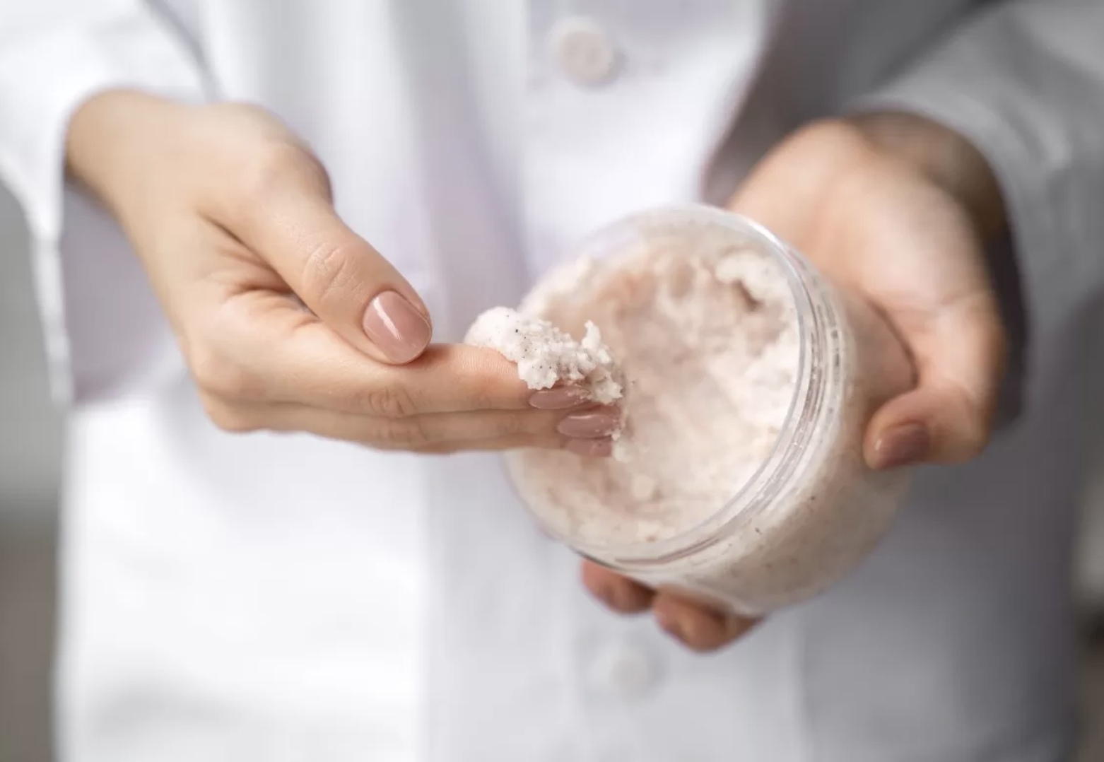 Ketahui cara memakai body scrub yang benar. (Freepik)