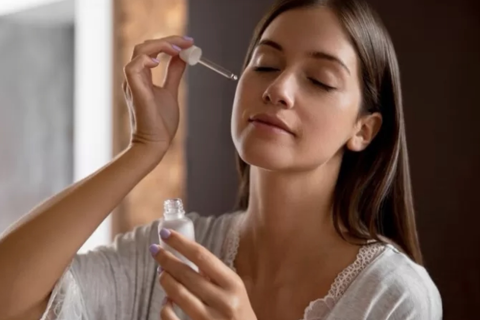 Ilustrasi orang yang menggunakan tea tree oil untuk meredakan jerawat. (Freepik)