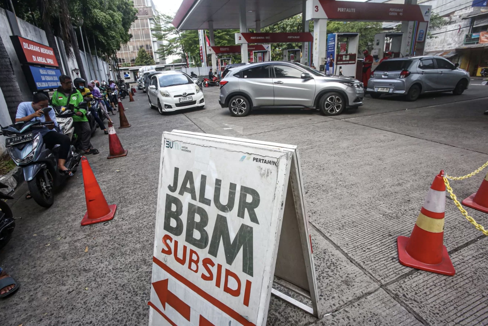 Warga mengantre untuk melakukan pengisian BBM disalah satu Stasiun Pengisian Bahan Bakar Umum (SPBU) di Jakarta, Senin (18/11/2024). (Miftahul Hayat/Jawa Pos)