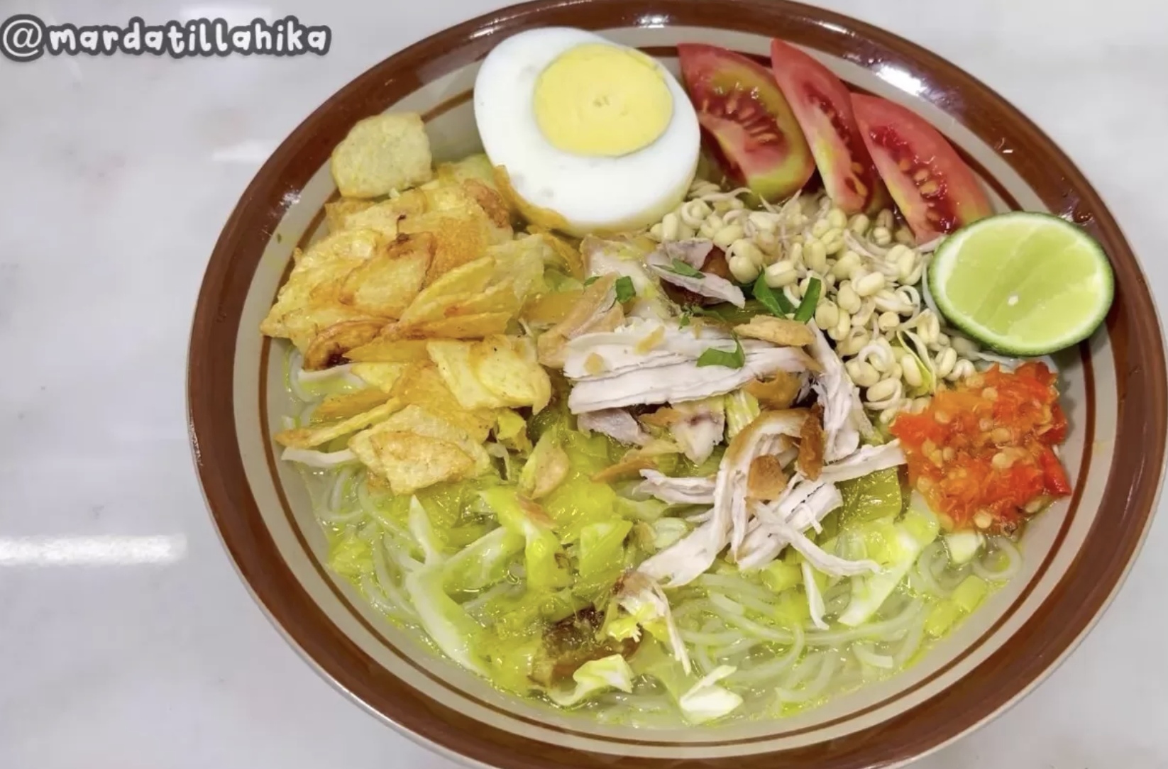 Sajian hasil resep soto ayam bening rumahan ala Ika Mardatillah. ( YouTube @IkaMardatillah)