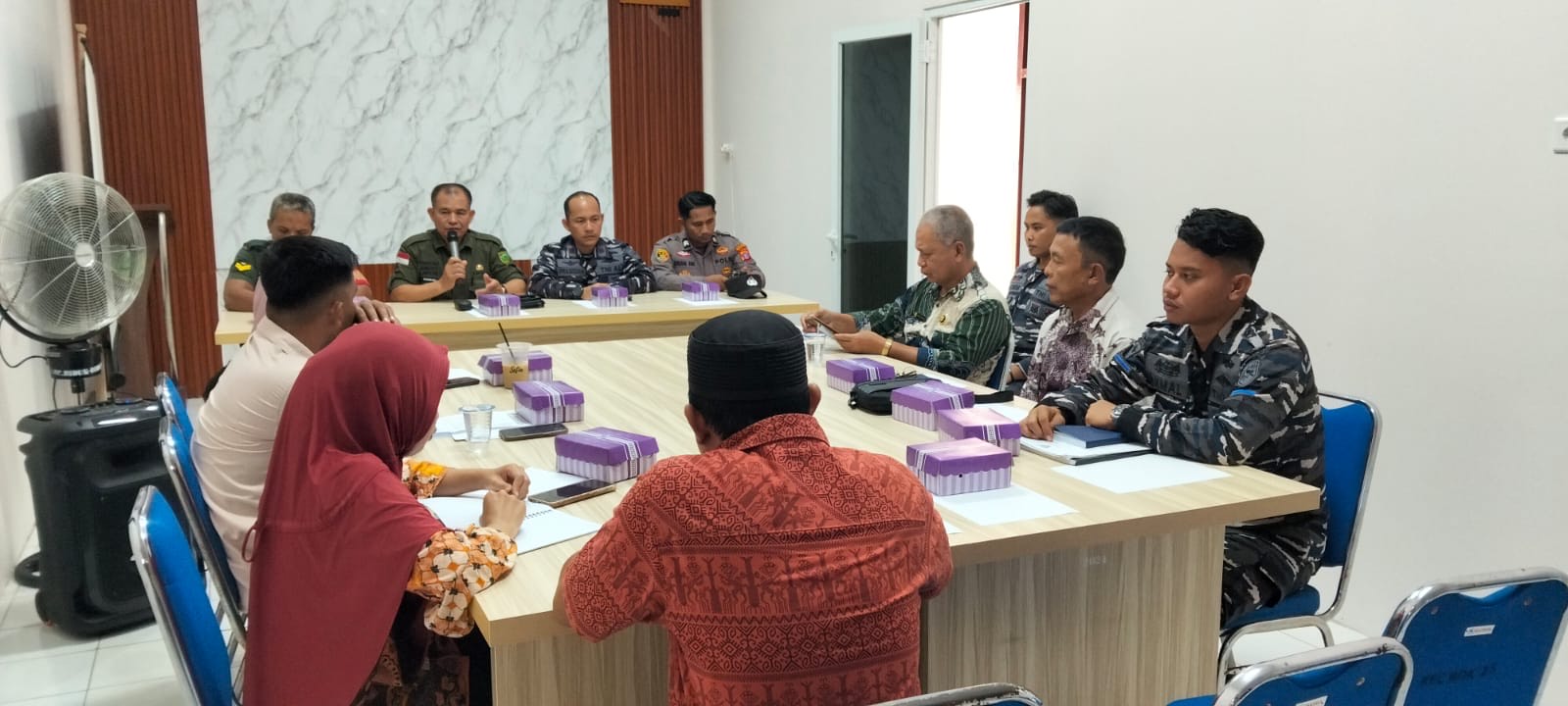 RAKOR: Forkopimcam Bidukbiduk melaksanakan rapat koordinasi terkait masifnya laporan dugaan ilegal fishing di Kecamatan Bidukbiduk. (SENO/BP)