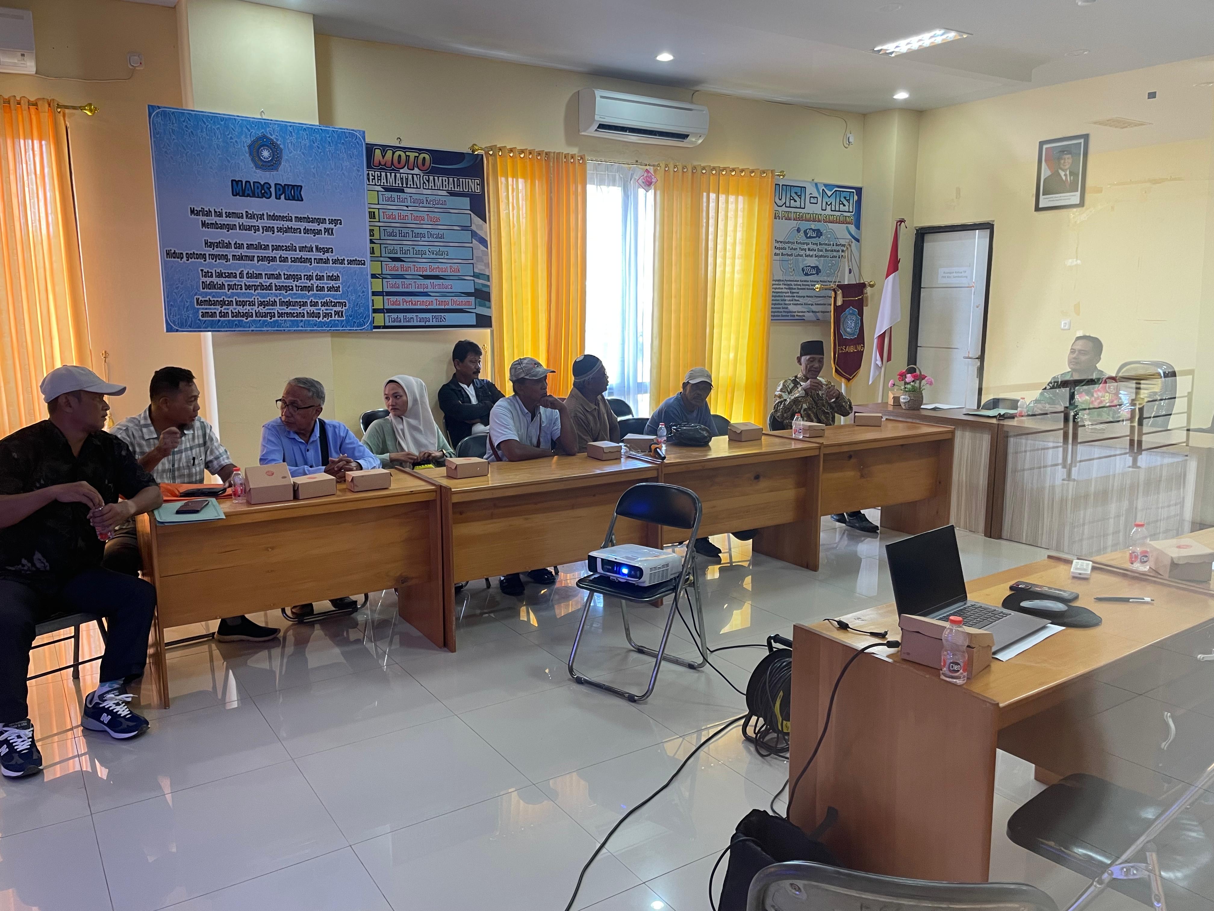 MEDIASI: Pemerintah Kecamatan Sambaliung saat memfasilitasi mediasi sengketa lahan yang terjadi di Kampung Suaran, antara pemohon mediasi dengan 10 masyarakat di Kampung Suaran. (SENO/BP)