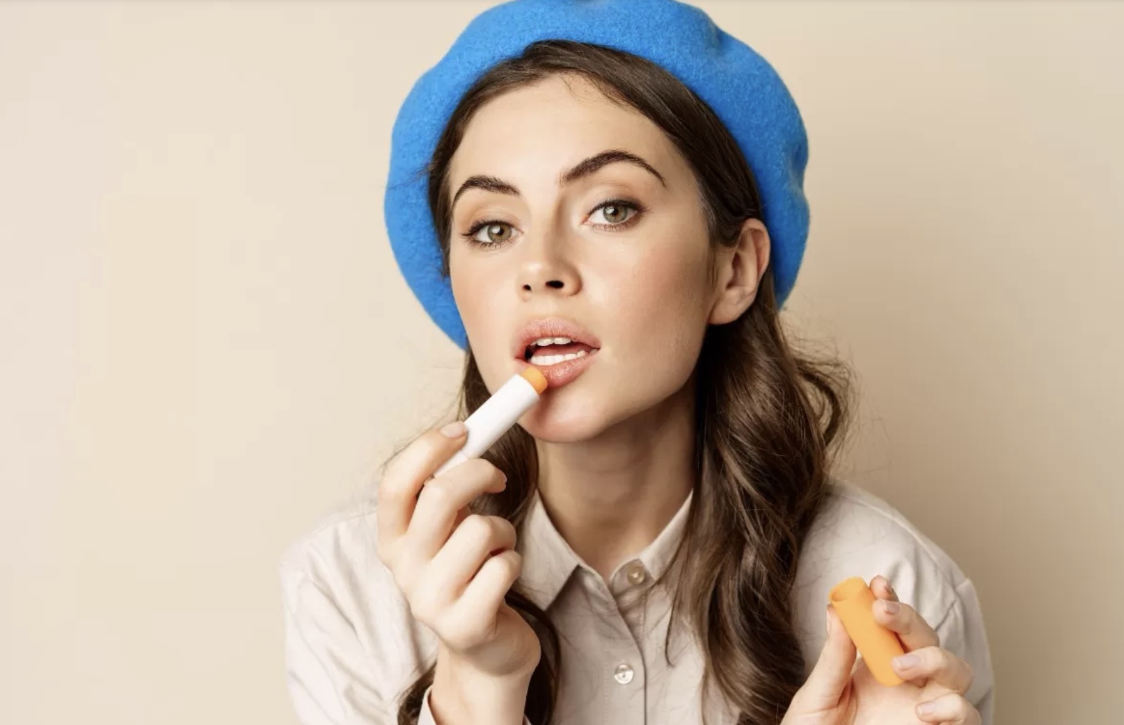 Memilih lip balm yang tepat merupakan salah satu mengatasi bibir kering. (Benzoix/Freepik)