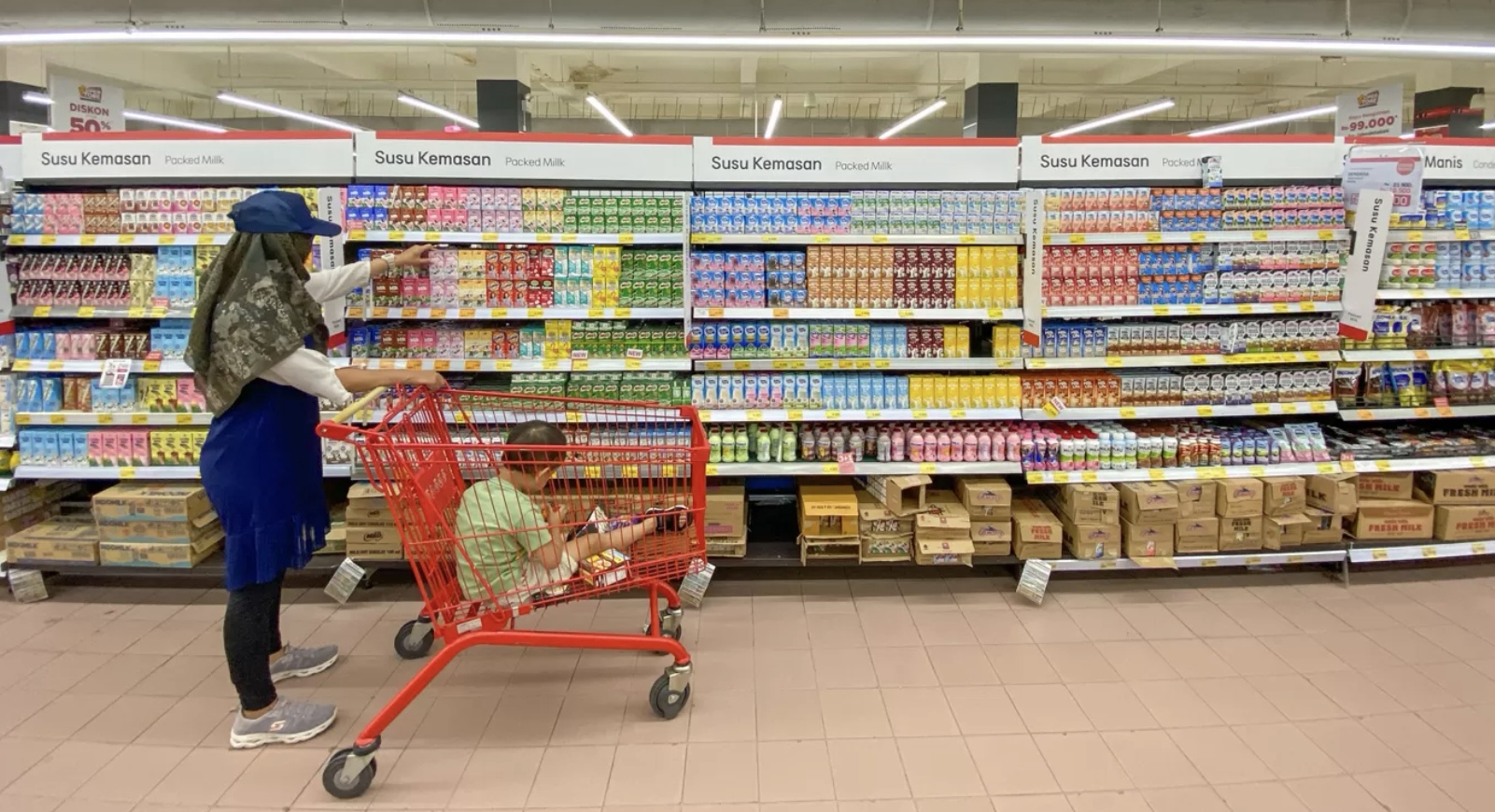 Sejumlah pengunjung berbelanja produk minuman berpemanis dalam kemasan di supermarket di Jakarta, Minggu (9/2/2025). (Hanung Hambara/Jawa Pos)