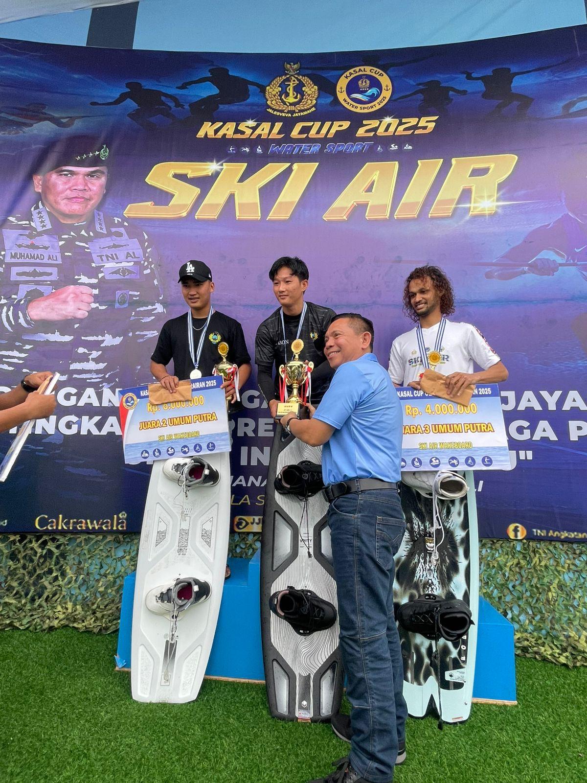 TERIMA MEDALI: Isriansyah (paling kanan) atlet ski air usai terima medali perunggu Kejurnas KASAL Cup 2025. (PSAWI KALTARA UNTUK HRK)