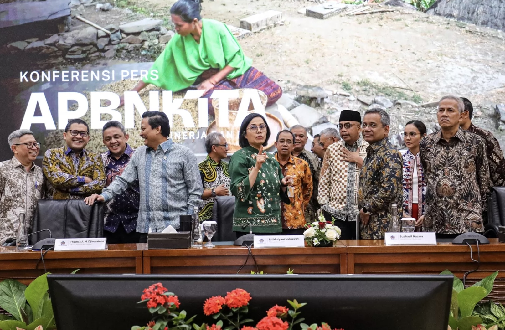 Menteri Keuangan Sri Mulyani dan pejabat lainnya, berbincang usai konferensi pers APBN KiTa di Kantor Kementerian Keuangan, Jakarta, Selasa (17/6/2025). (Salman Toyibi/Jawa Pos)