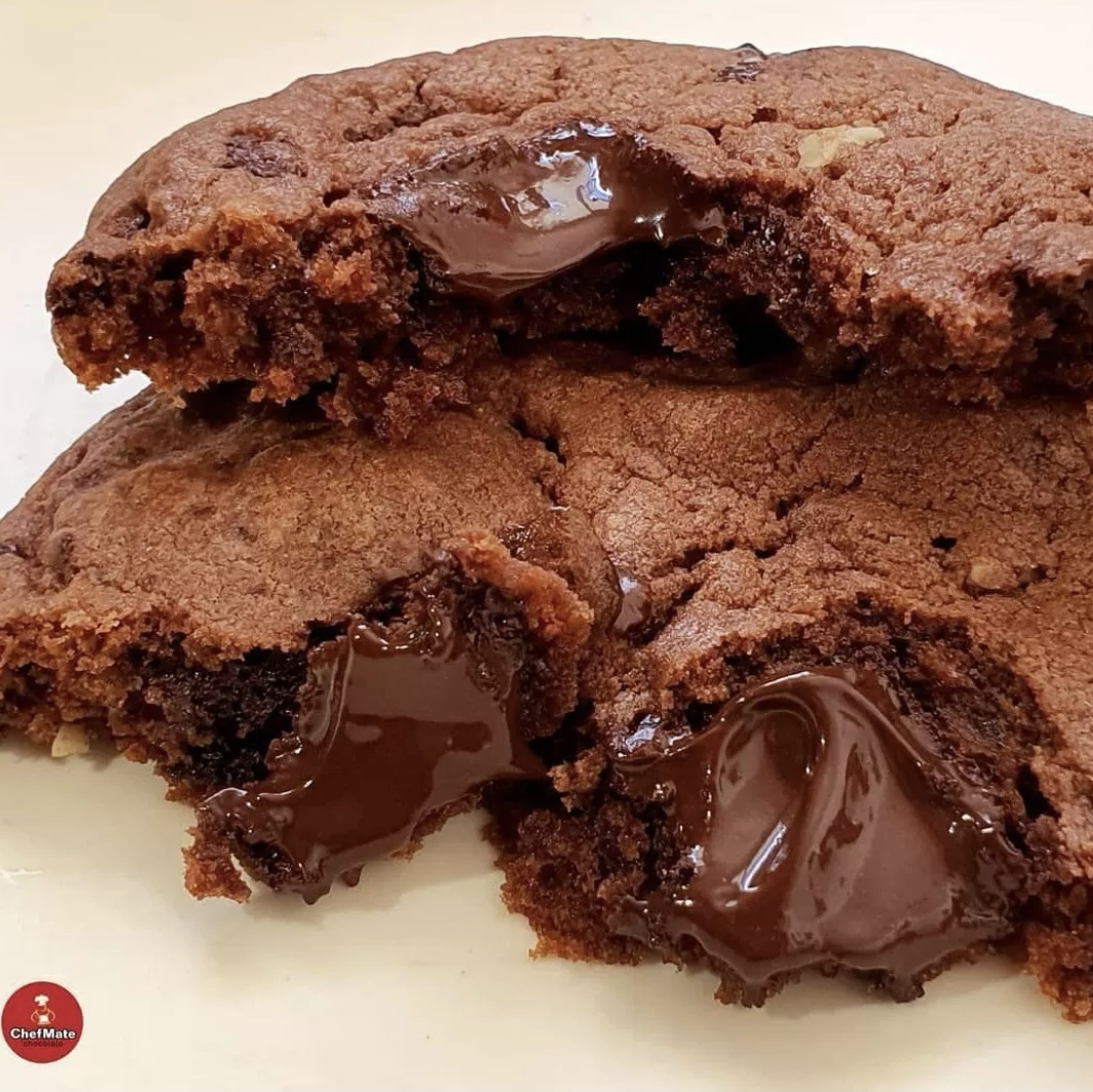 AMERICAN DOUBLE CHOCOLATE MELT COOKIES. (Instagram: chefmatechocolate)