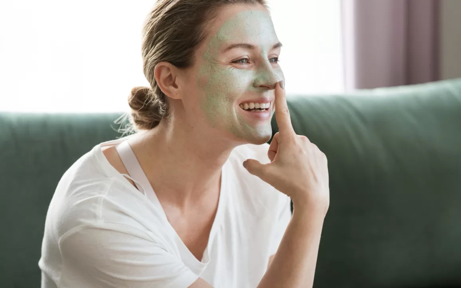 Seorang perempuan mengaplikasikan masker untuk menghilangkan bekas jerawat demi kulit cerah dan sehat. (Freepik)
