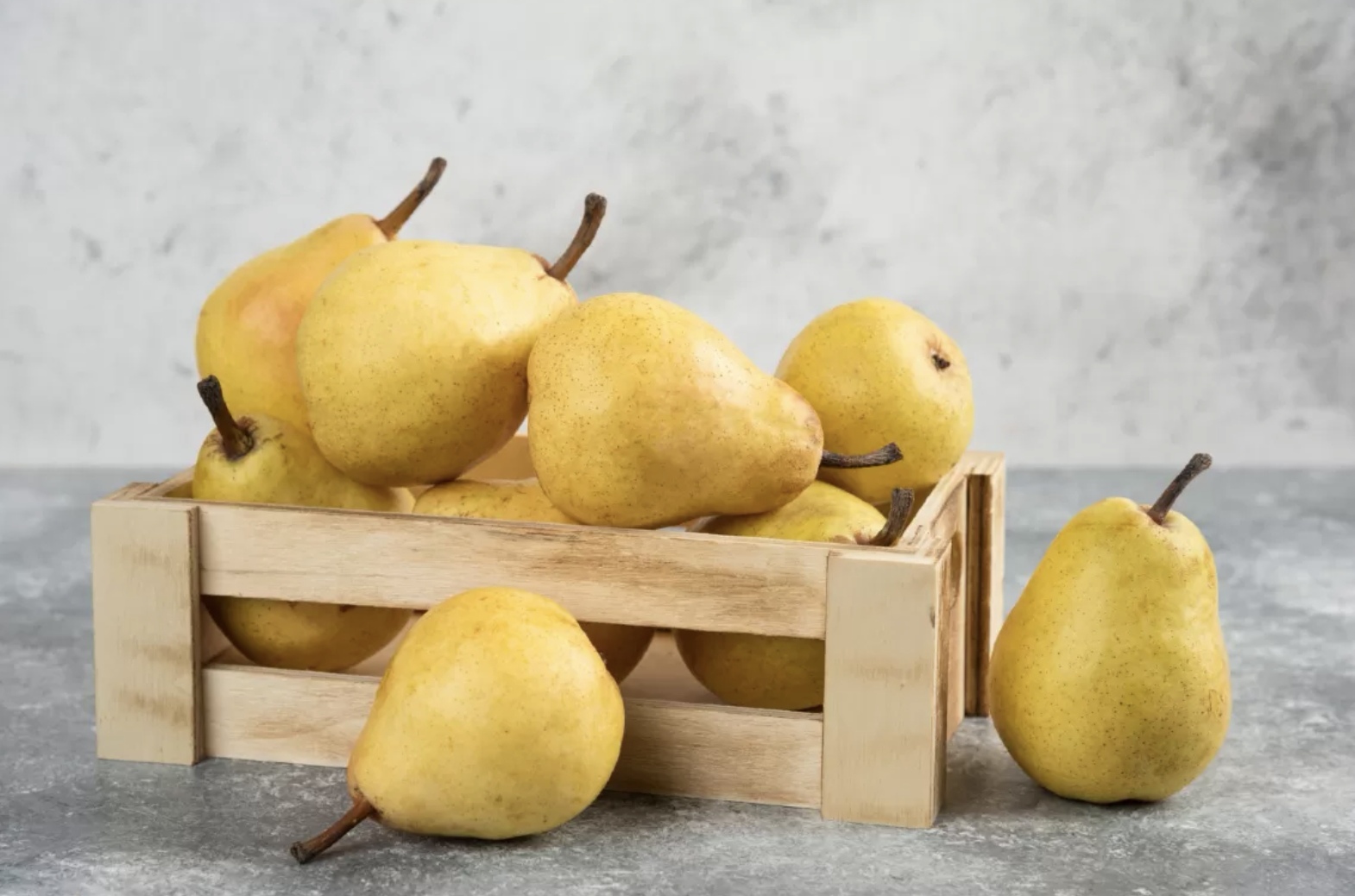 Selain menyegarkan, buah pir juga ternyata punya banyak manfaat untuk ibu hamil (azerbaijan_stockers/Freepik)