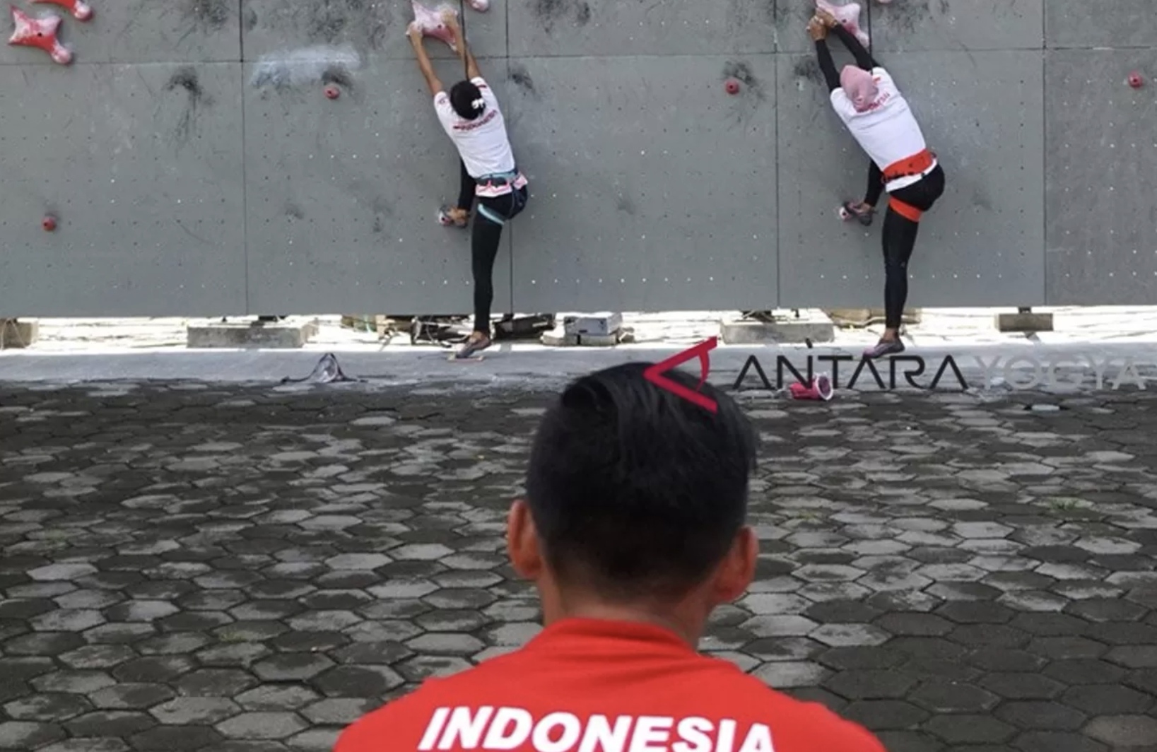 Antasyafi Robby Al Hilmi dan Kadek Adi Asih menjalani debut Eropa dalam International Federation of Sport Climbing (IFSC) Climbing World Cup Krakow 2025, Polandia. (ANTARA)