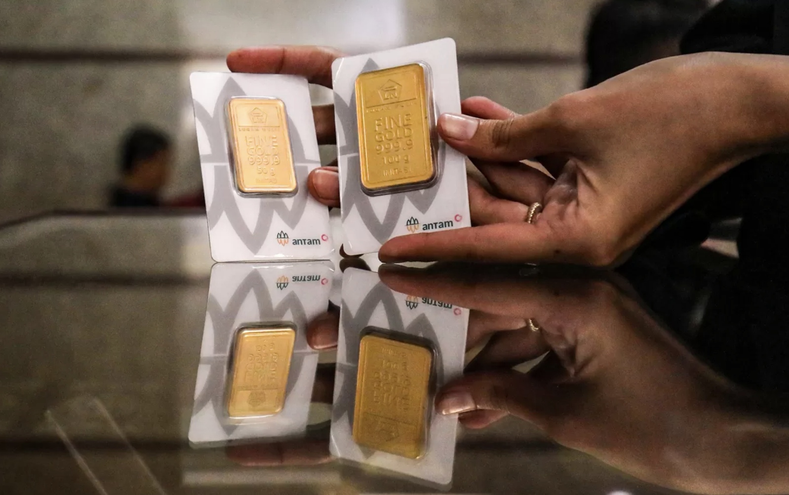 Petugas menunjukkan emas Antam di Butik Emas Logam Mulia PT. Aneka Tambang (Antam) di kantor pusat Jalan TB. Simatupang, Jakarta. (Salman Toyibi/Jawa Pos)