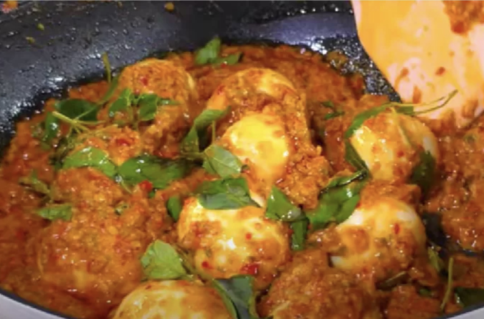 Resep Sambal Telur Kemangi yang Enak dan Pedas (foto: YouTube Dapur Cantik Channel)