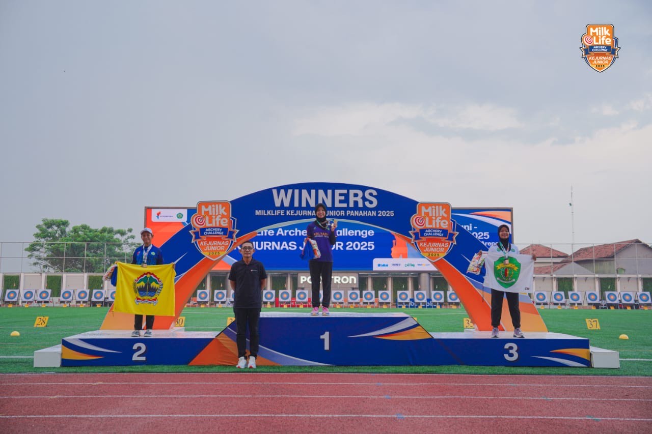 RAIH MEDALI: Dzakiya Aulia Puteri naik podium setelah berhasil meraih dua medali emas di ajang Kejurnas Panahan Junior di Kudus. (PERPANI KALTARA UNTUK HRK)