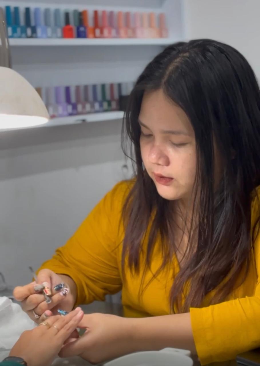 Amelia Hadi, Pemilik Fine Nail Art Berau saat ditemui di studio nail art nya, pada Senin (7/7).  (NADYA ZAHIRA/BERAU POST)