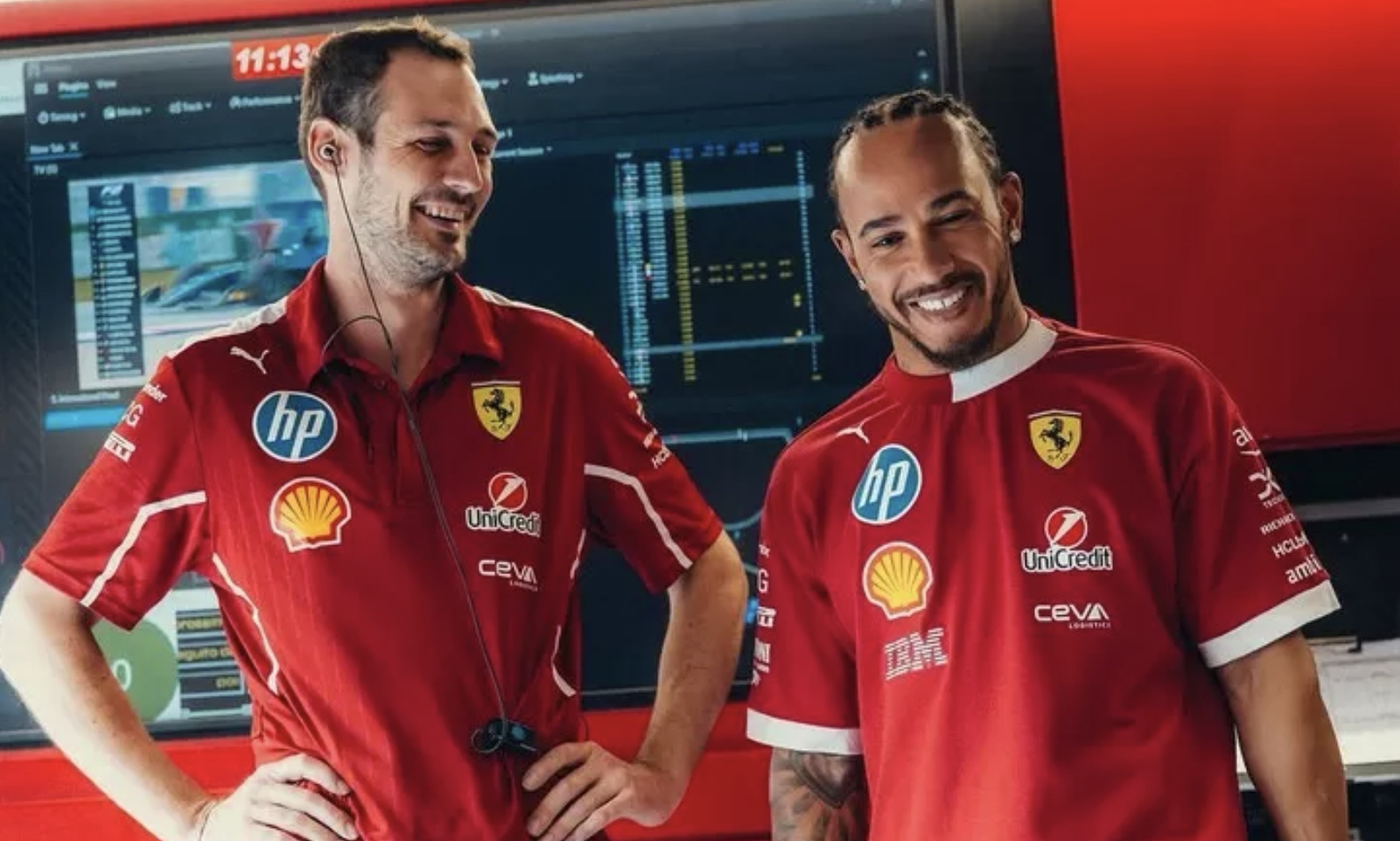 Lewis Hamilton dengan Crew Tim Ferrari. (Instagram @scuderiaferrari)